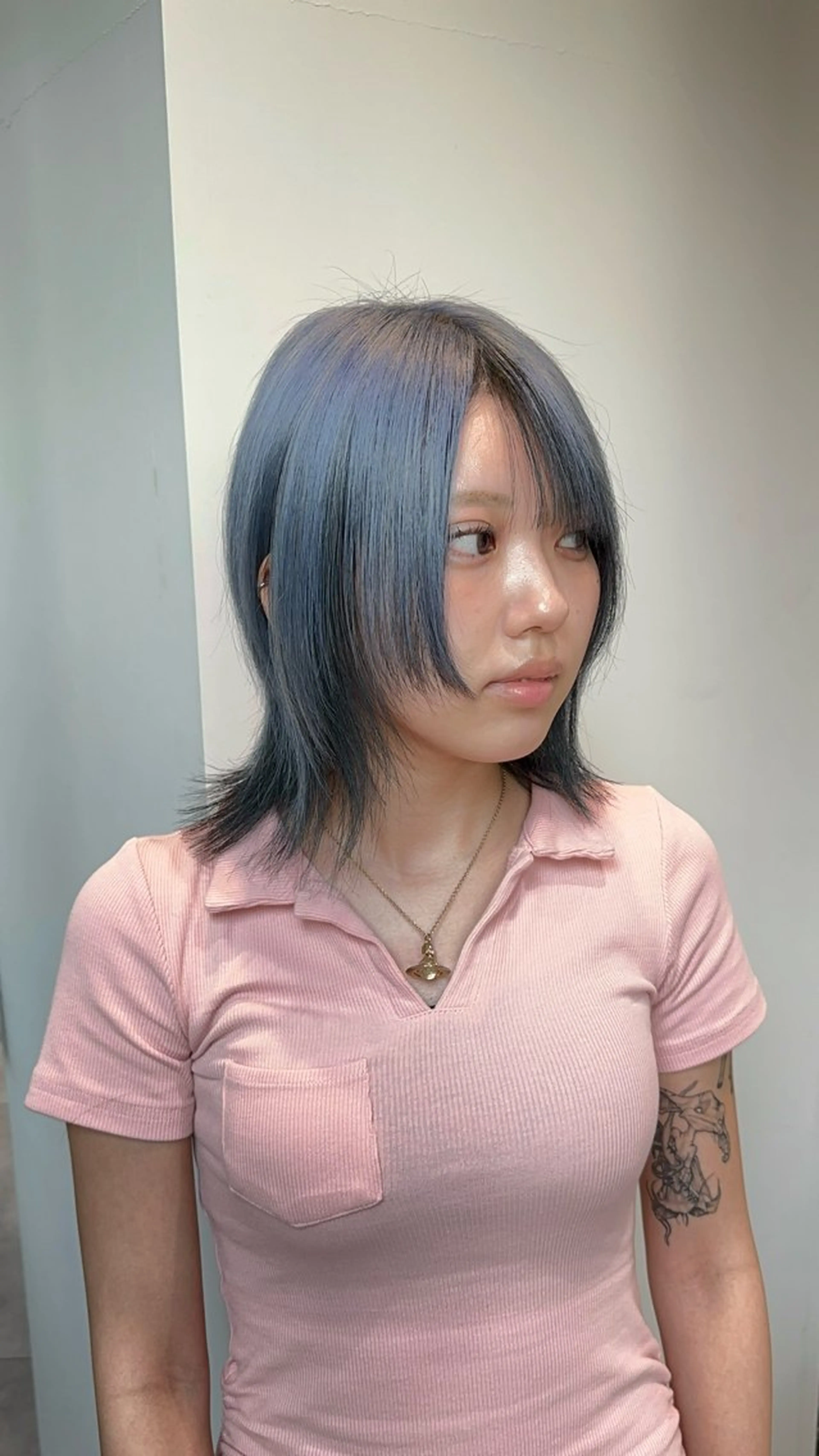 ショート カラー デザインカラー ハイトーンカラー ボブ くびれヘア 顔まわりレイヤー 大阪ウルフカット ハッシュカットのヘアスタイル