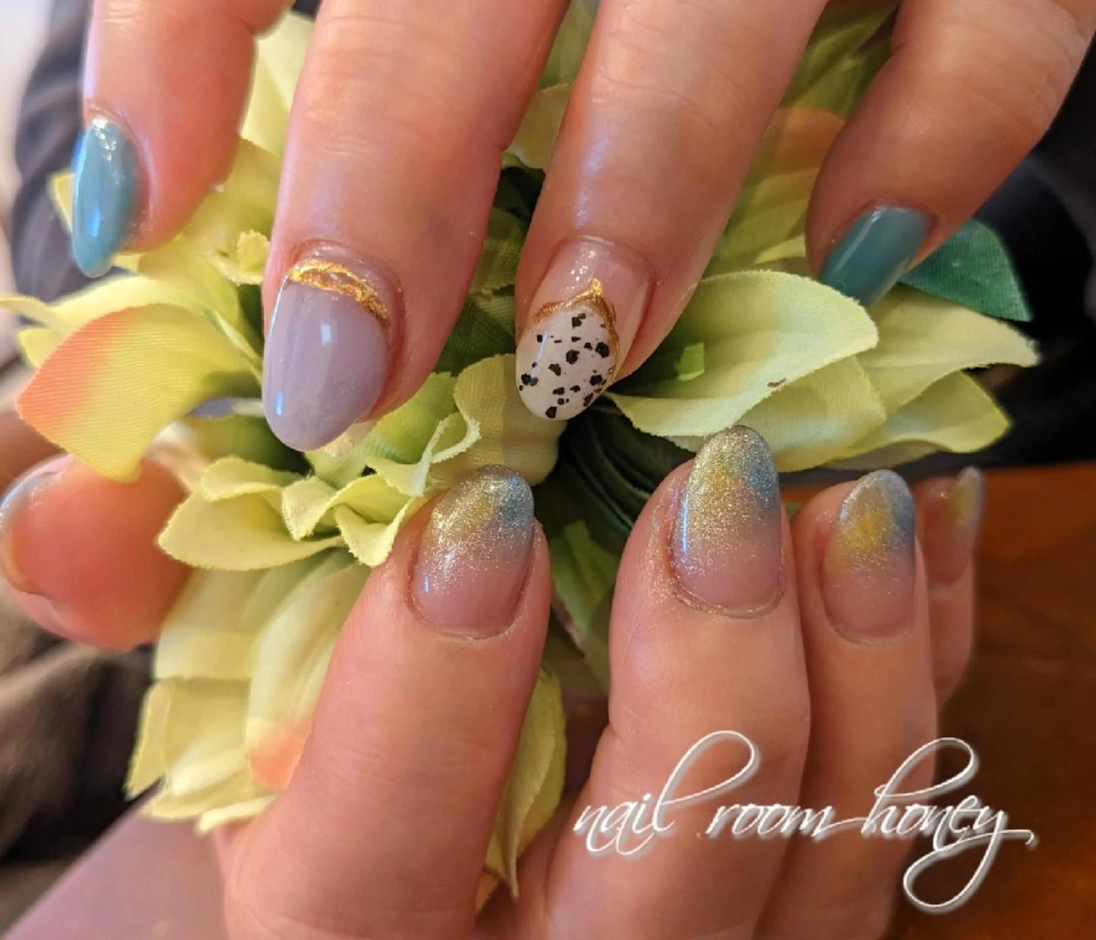 ネイル ゴールド グリーン マグネットネイル ミラーネイル 春ネイル nail room  honeyのネイルデザイン