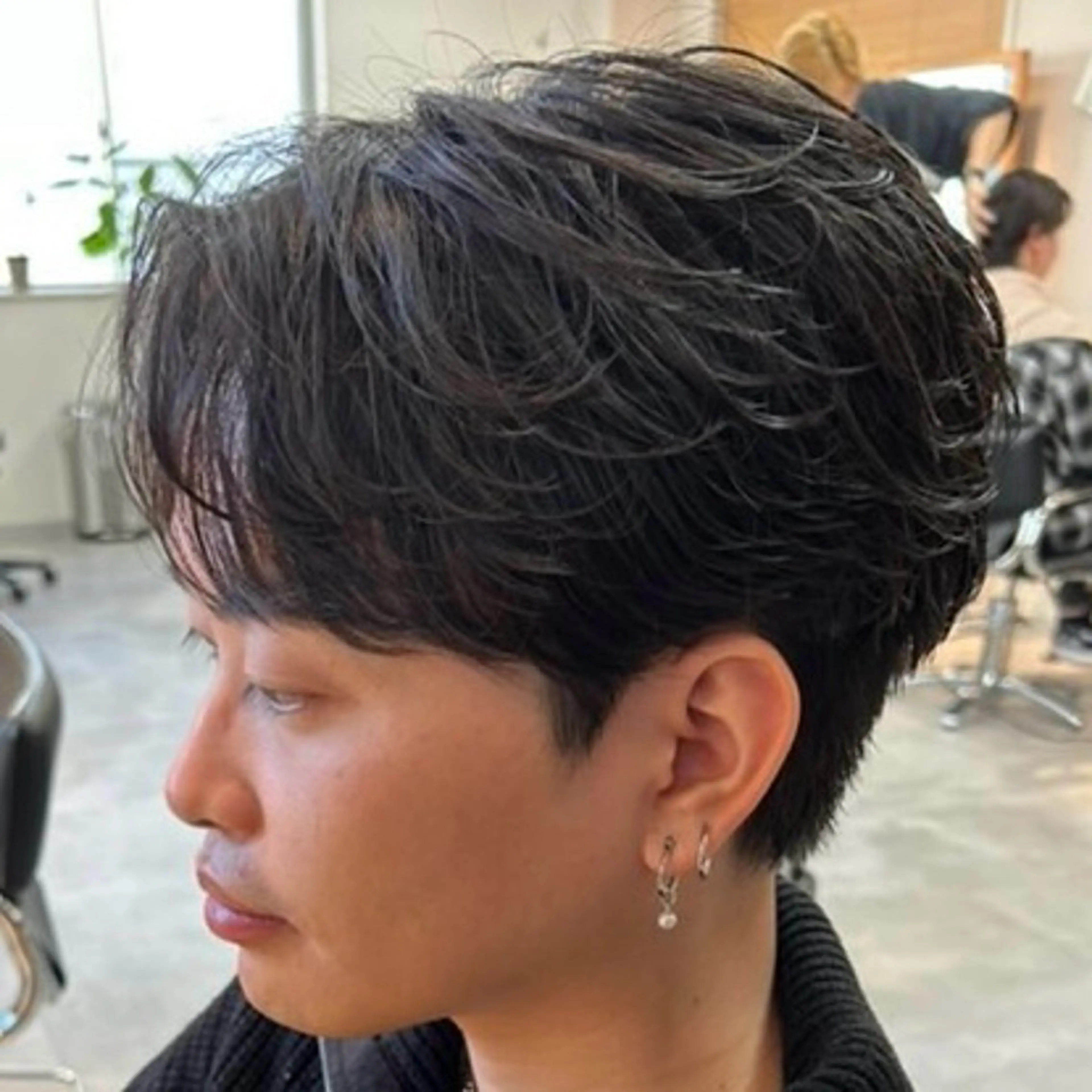 パーマ メンズ センターパート フェザーパーマ メンズ韓国風 メンズパーマ ニュアンスパーマ カット パーマ 男の理想を叶える🔥 メンズパーマ特化｜関のヘアスタイル