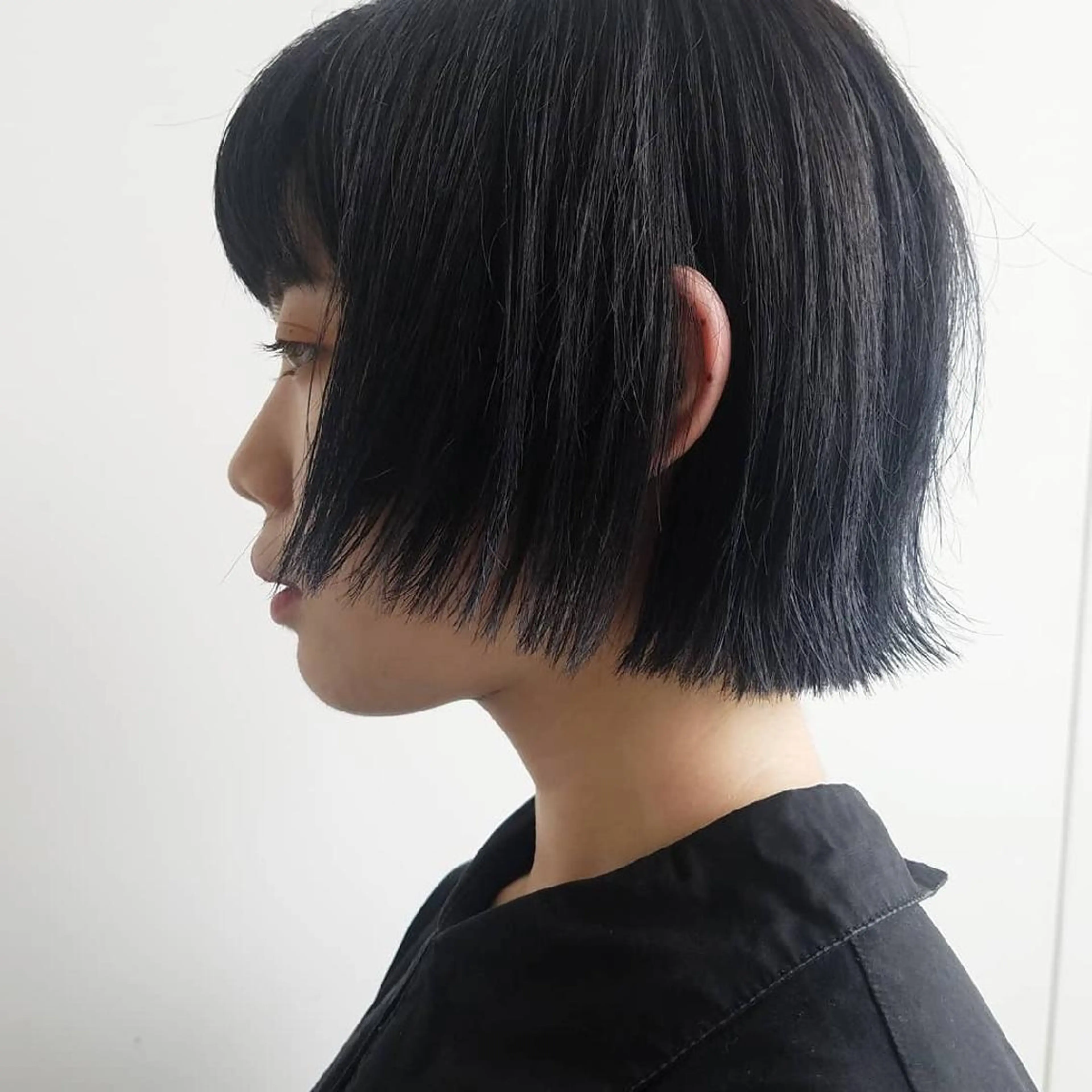 ショート カラー パーマ 黒髪 ブルーカラー ブルーブラック ショートヘア iplus まつげ、眉毛、耳つぼのマツエク・マツパデザイン