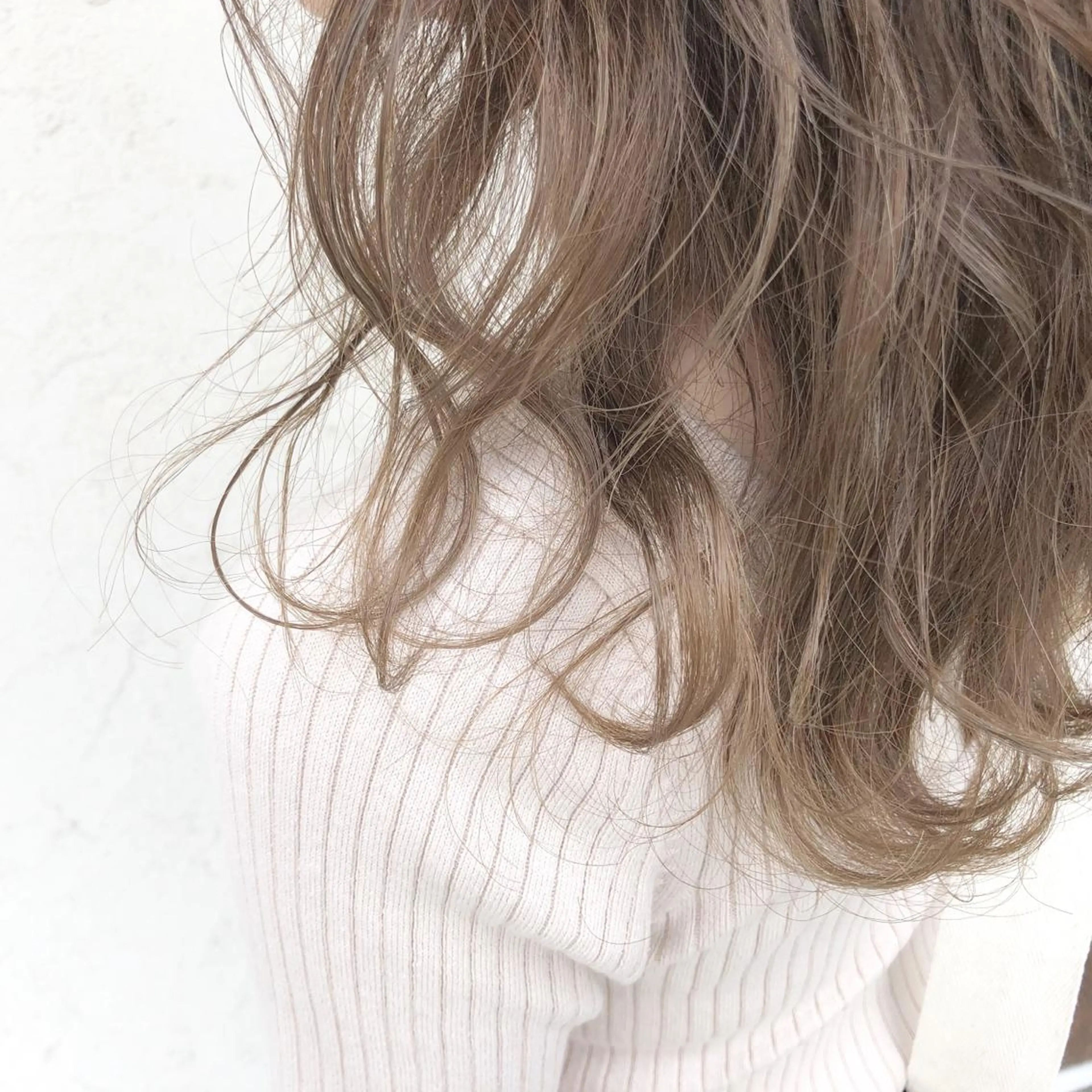 ミディアム カラー アディクシーカラー ベージュカラー カット ヘアカラー トリートメント ヘアセット 艶髪育成サロン 京橋　shinのヘアスタイル