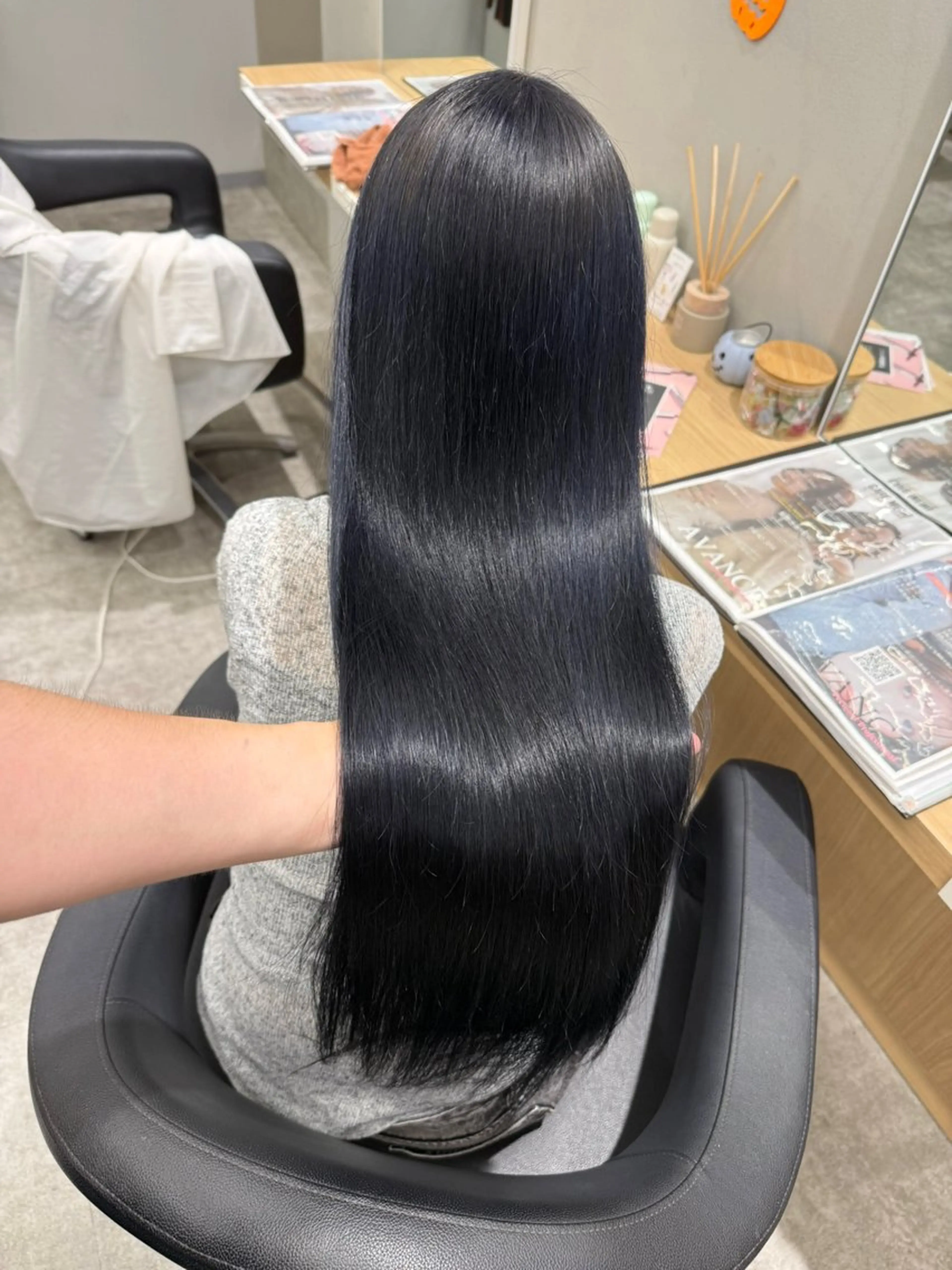 ロング カラー 黒髪 ブリーチ ブルーカラー ブルーブラック 透明感カラー カット ヘアカラー トリートメント 美髪🫧ブリーチ/ デザイン/永田汰伊智のヘアスタイル