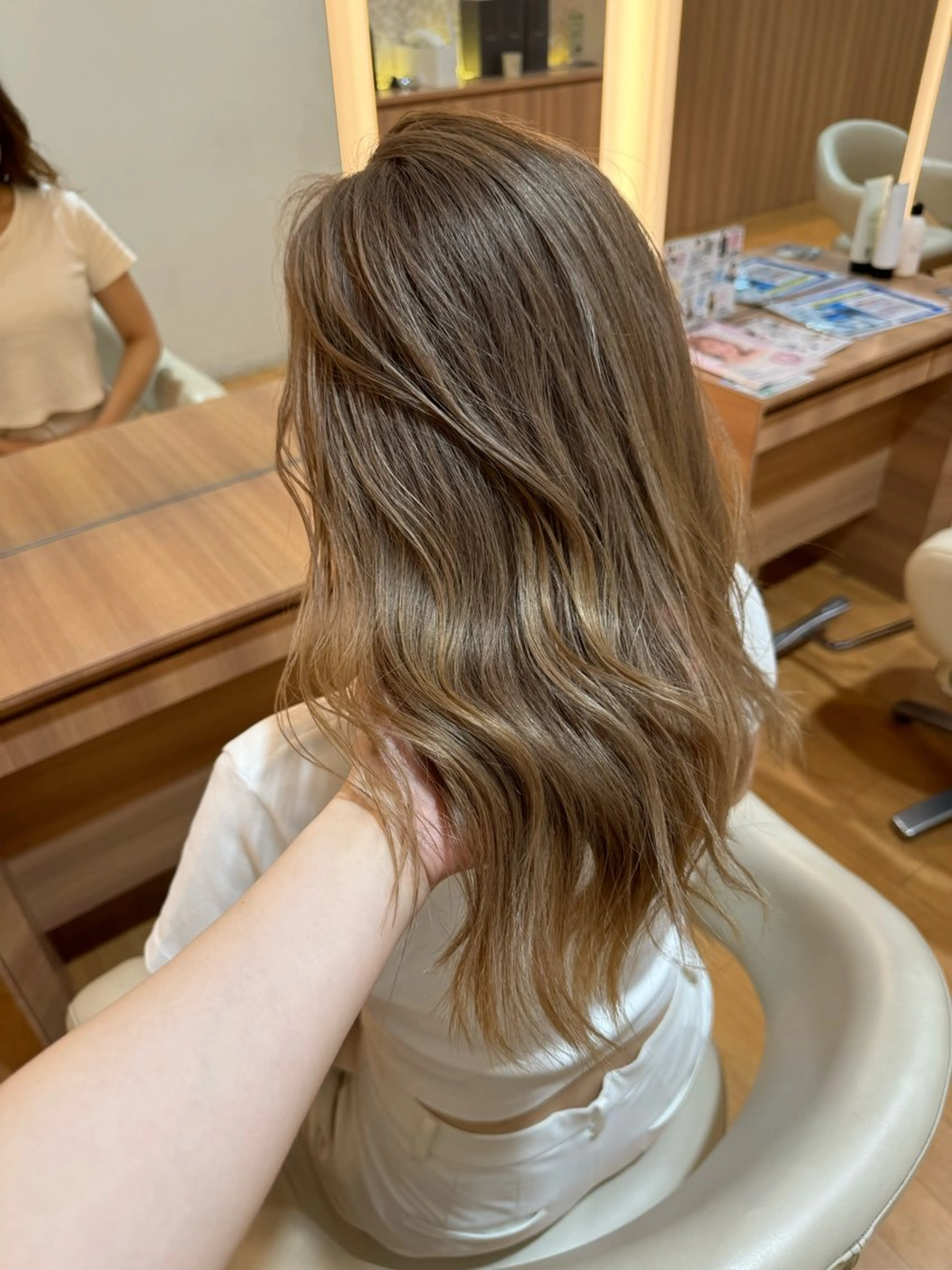 カラー ベージュカラー ヘアカラー トリートメント 岡 愛梨のヘアスタイル