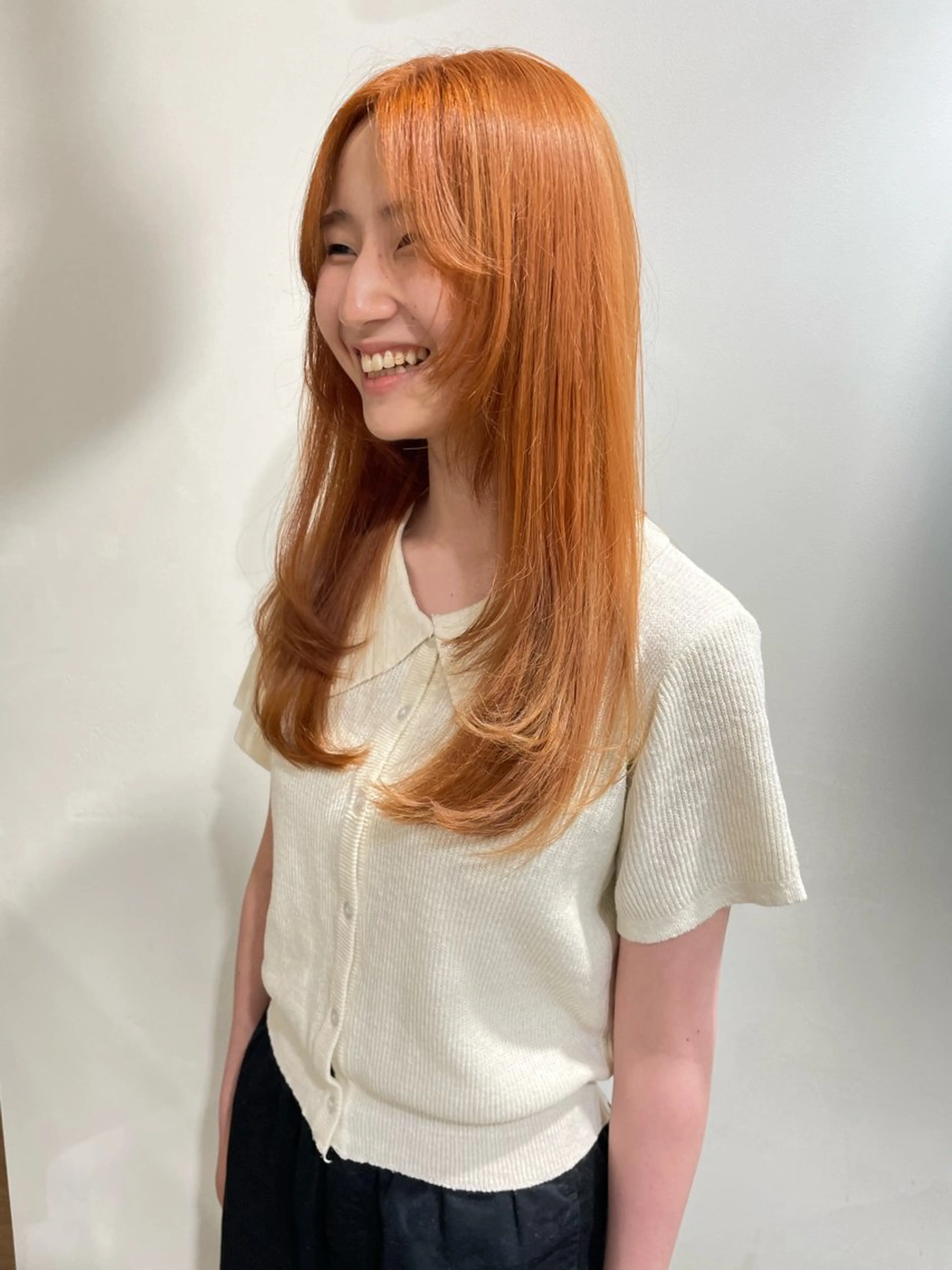 ロング カラー ブリーチ 透明感カラー オレンジ ヘアカラー 小林 杏莉のヘアスタイル