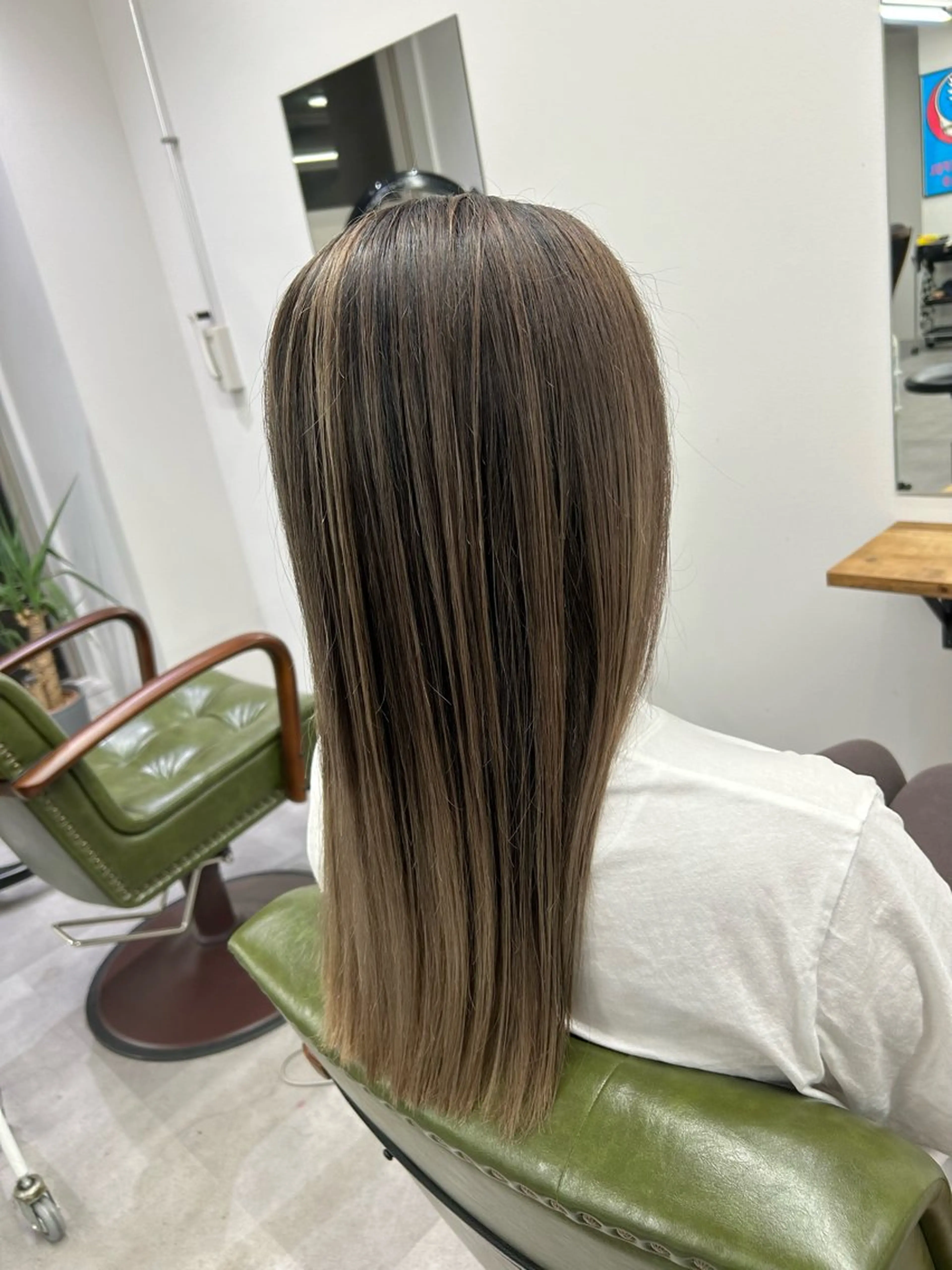 ミディアム カラー バレイヤージュ グレージュ レイヤーカット カット ヘアカラー トリートメント SHAFT Ieiriのヘアスタイル