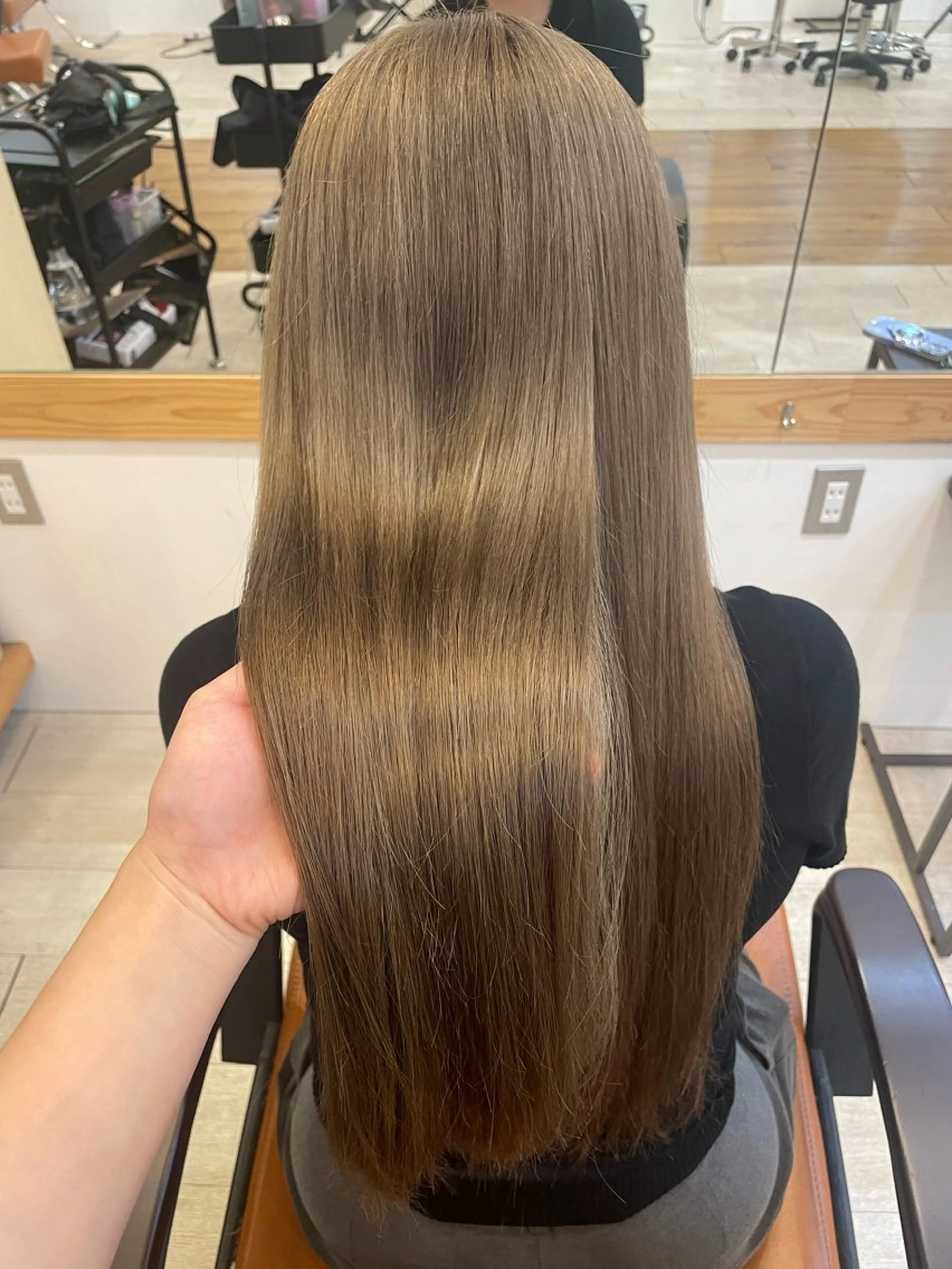 ロング カラー ベージュカラー ブリーチ 透明感カラー ミルクティーベージュ トリートメント すずな🎀 ⠀のヘアスタイル