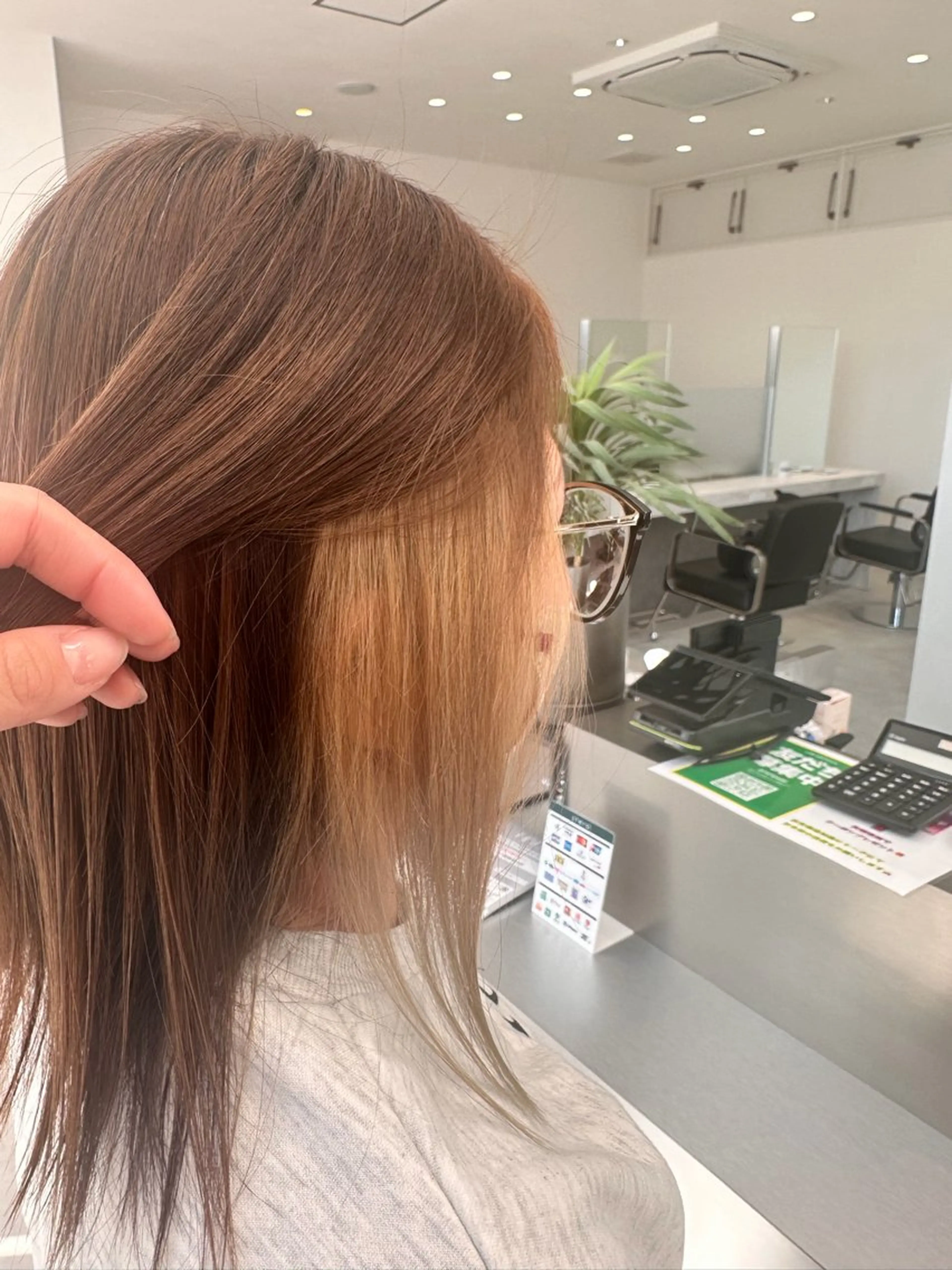 ミディアム カラー 岡田 詠のヘアスタイル