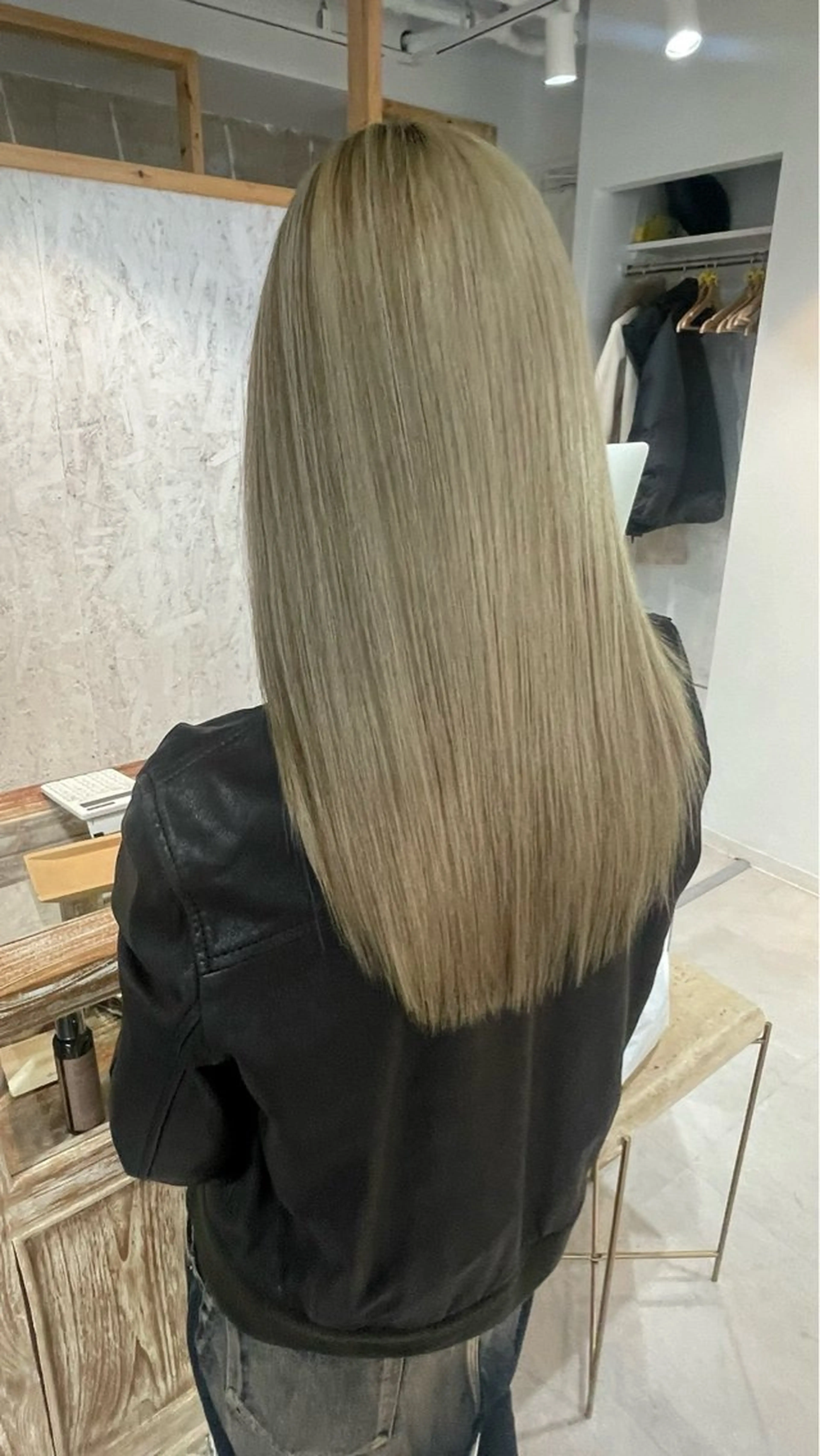 ロング カラー バレイヤージュ ベージュカラー ブリーチ ケアブリーチ イヤリングカラー カット ヘアカラー トリートメント ハイトーン/韓国風/ 艶髪/吉祥寺のヘアスタイル