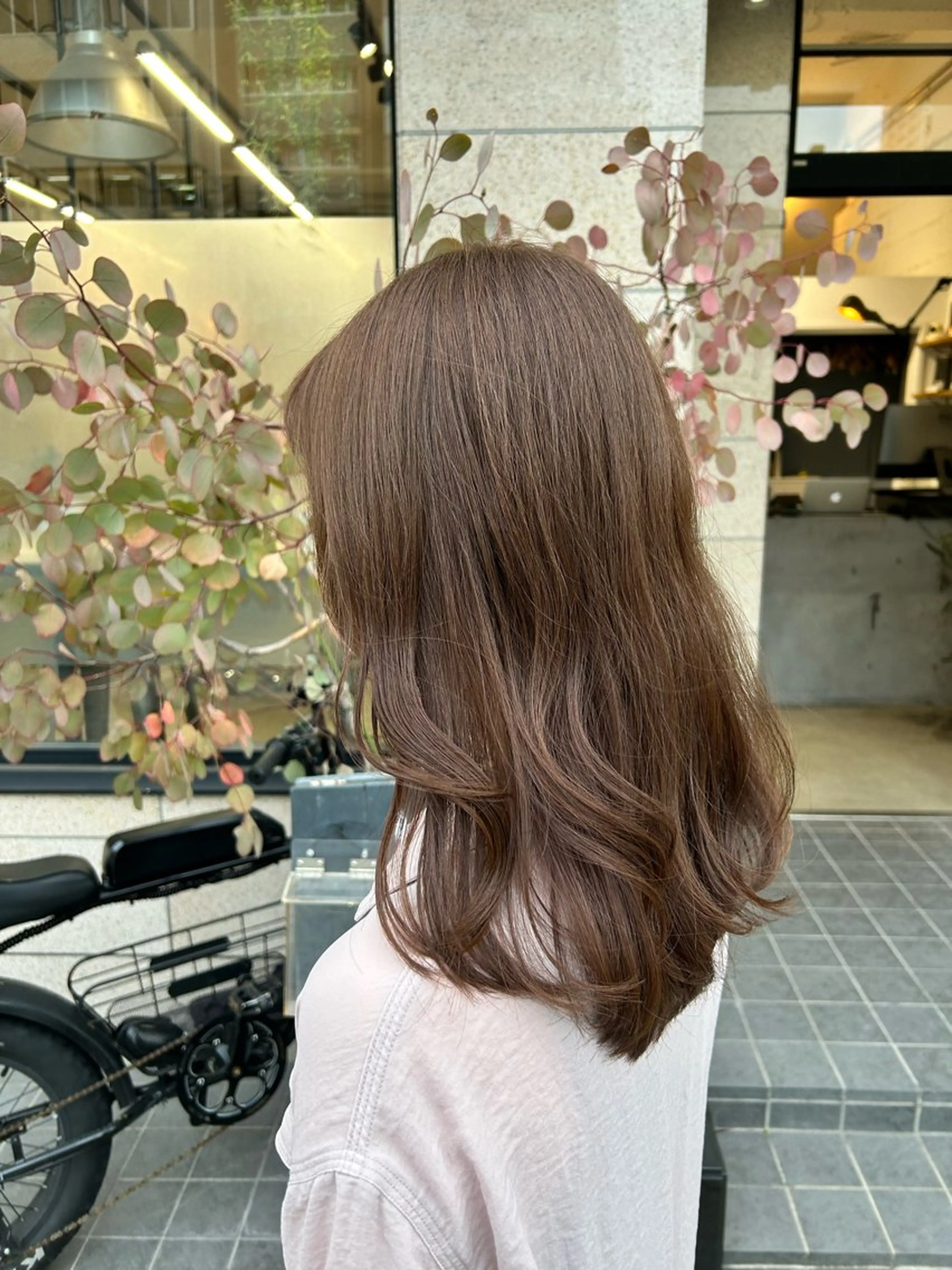 ミディアム レイヤーカット 1回で綺麗になる 髪質改善 小山光のヘアスタイル