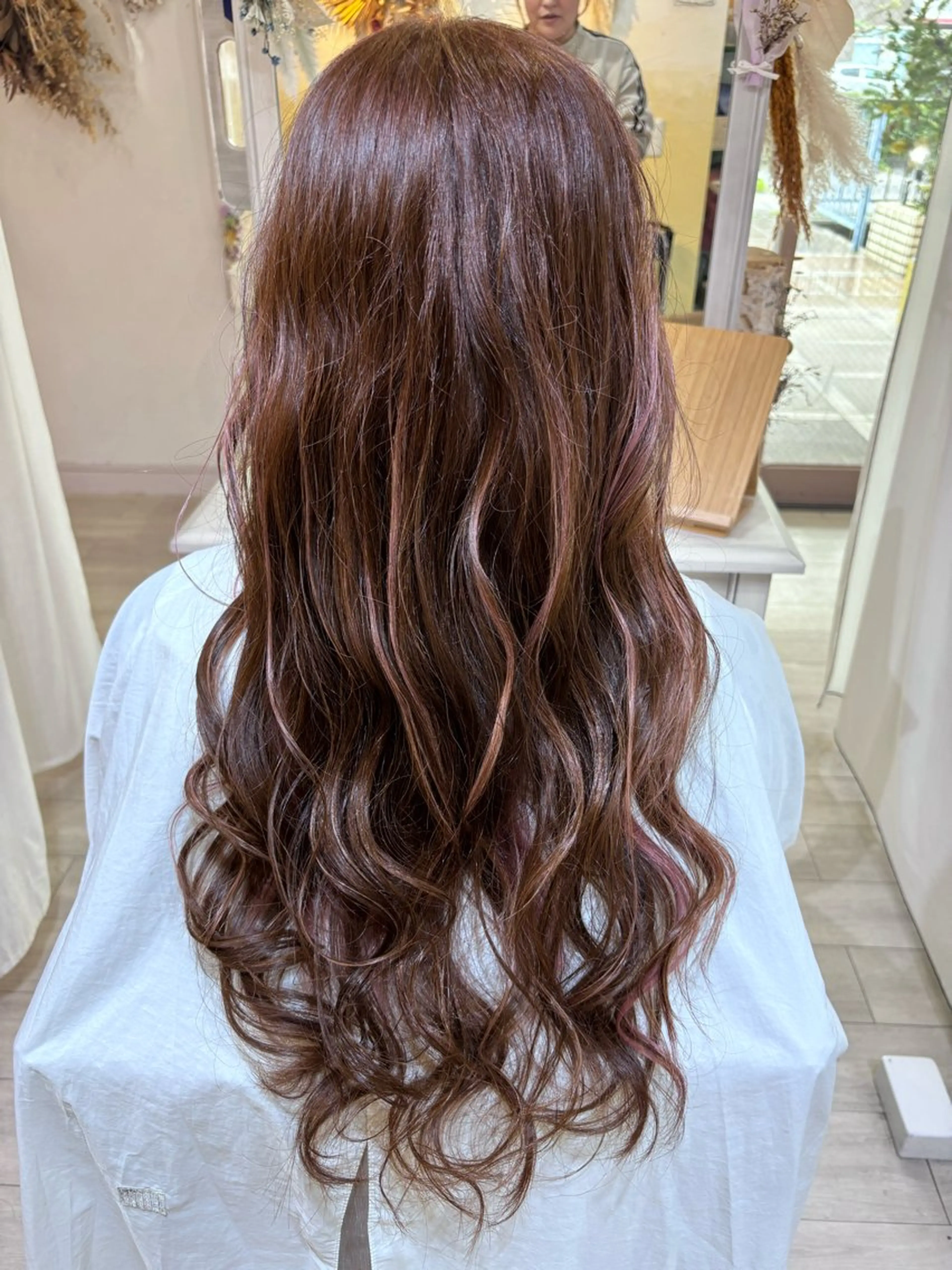 ロング ピンクブラウン ハイライト 秋田 亜由美のヘアスタイル