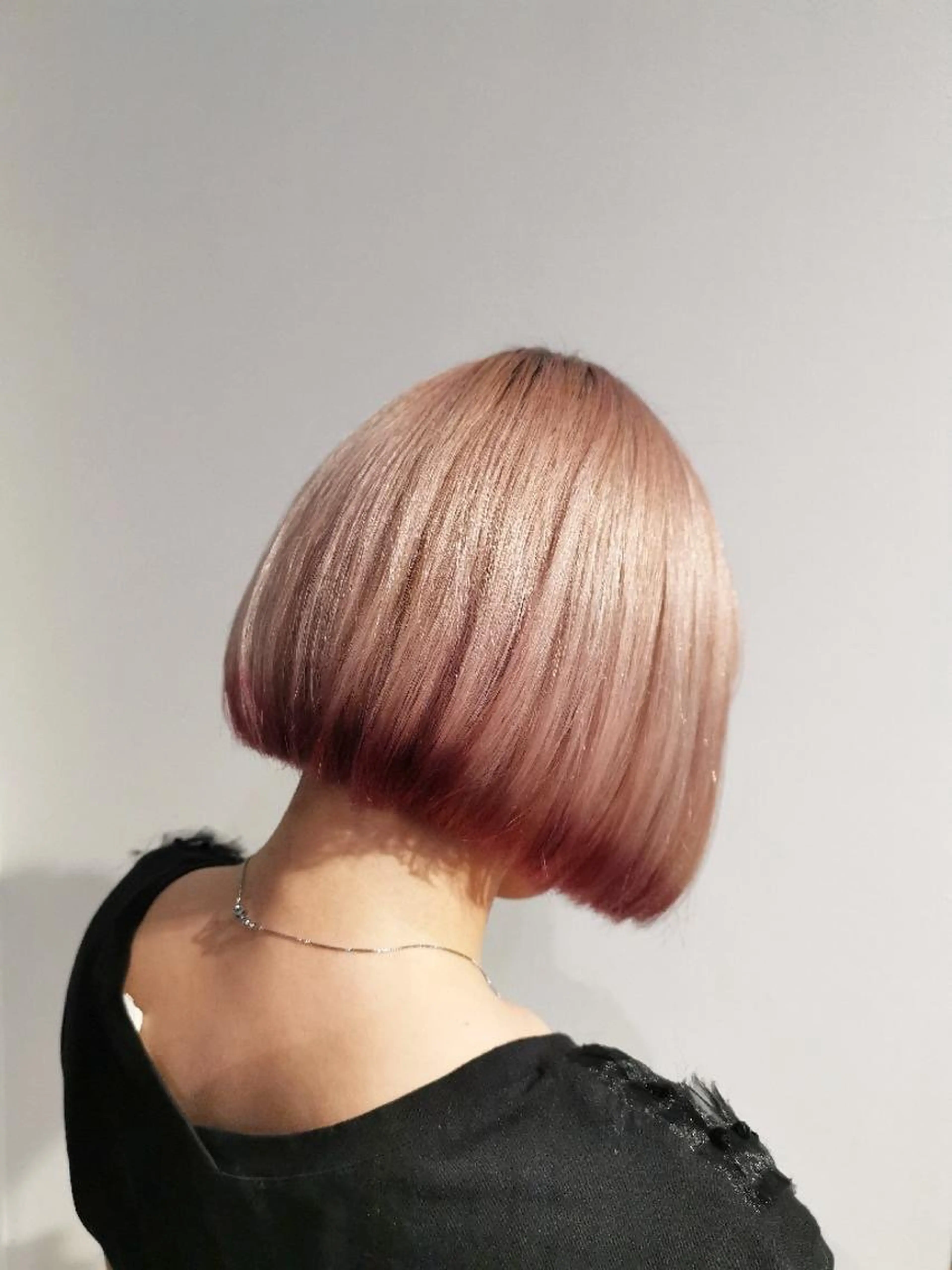 ショート カラー デザインカラー ピンクカラー ボブ OFFKAi!! IKEBUKUROのヘアスタイル