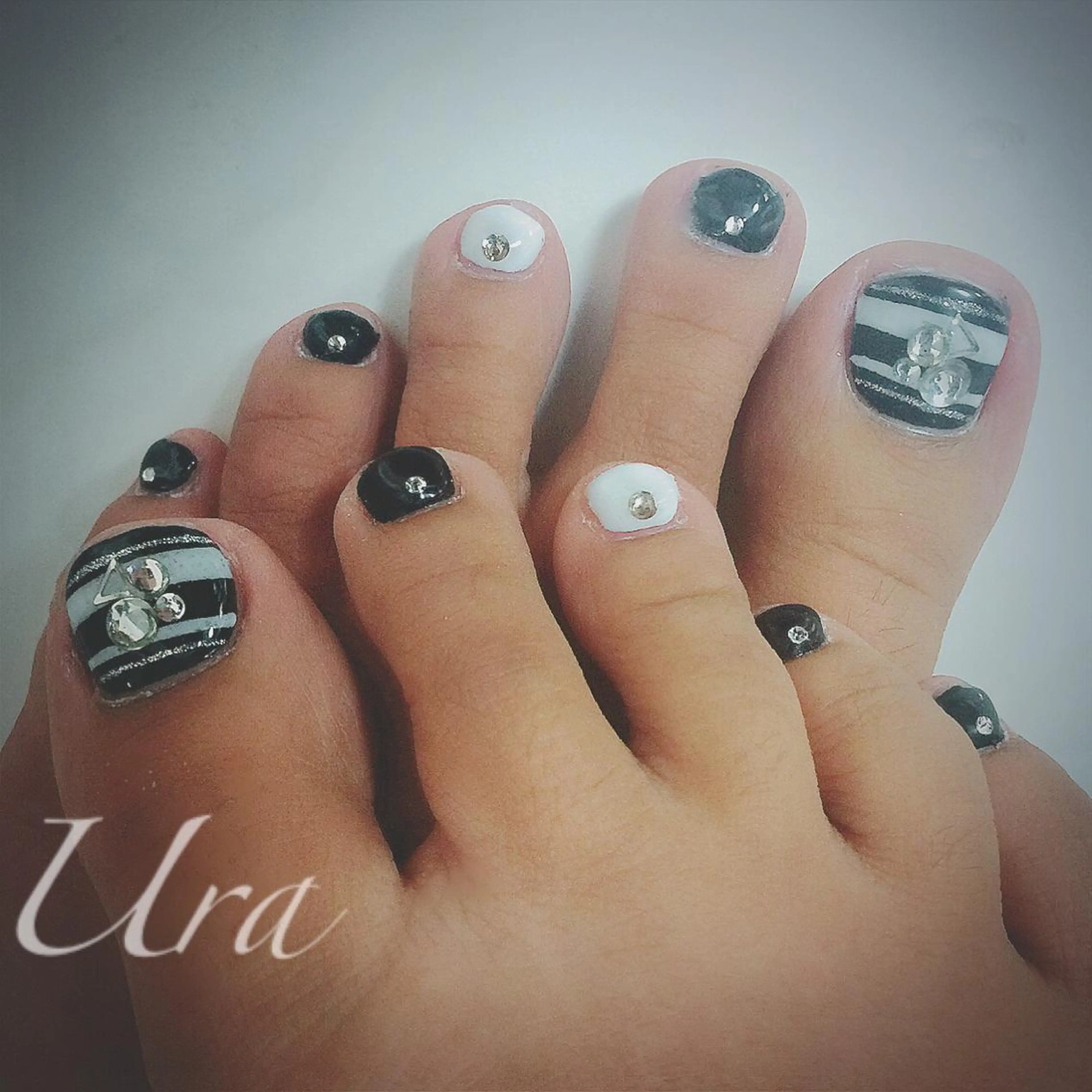 ネイル ボーダー フットネイル ホワイト UrakoNail 《nail》のネイルデザイン