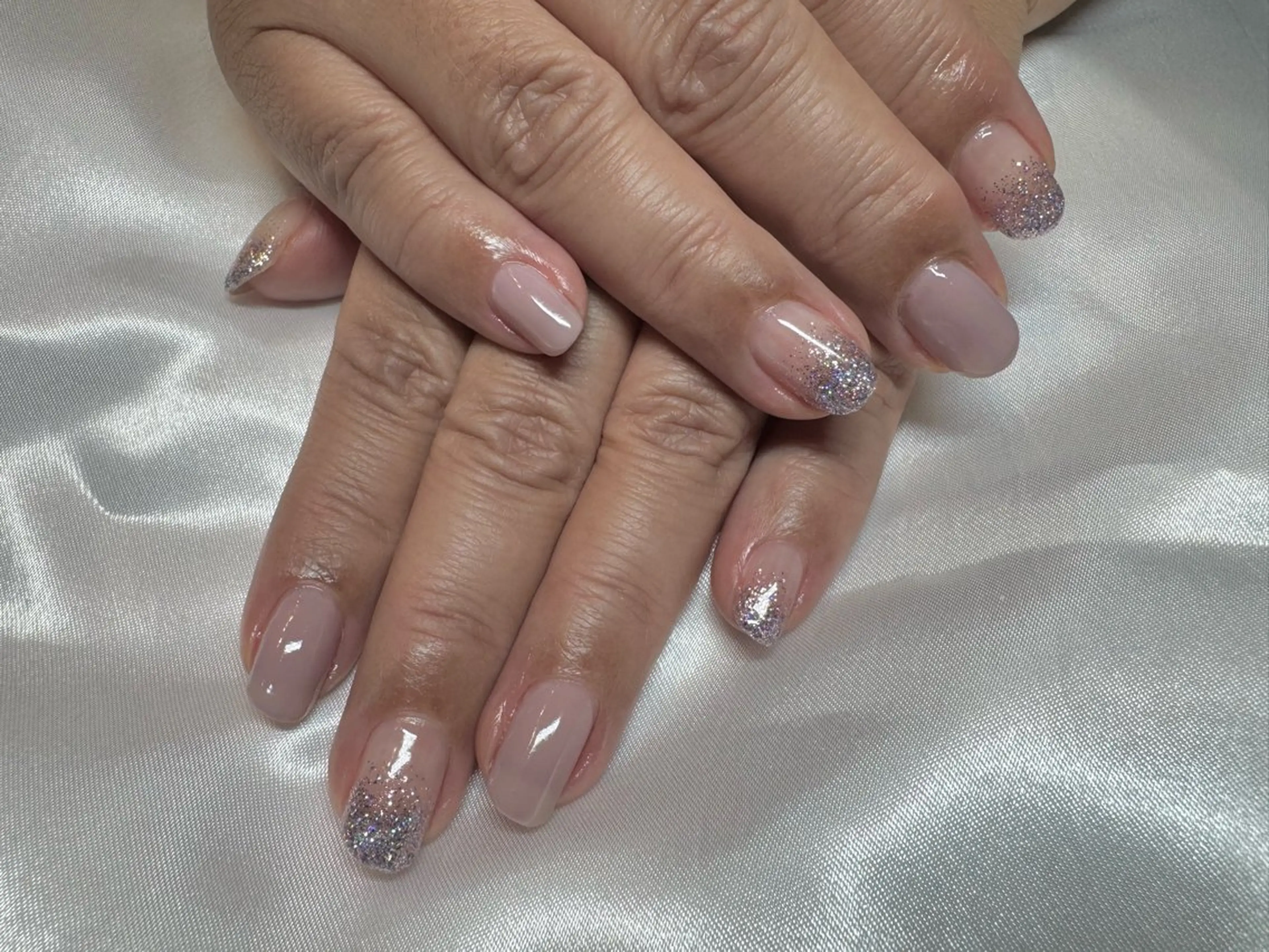 ネイル グラデーション ラメ(グリッター) ラメグラデーション ワンカラーネイル ストーンネイル プライベートサロン LUANAのエステ・リラクイメージ