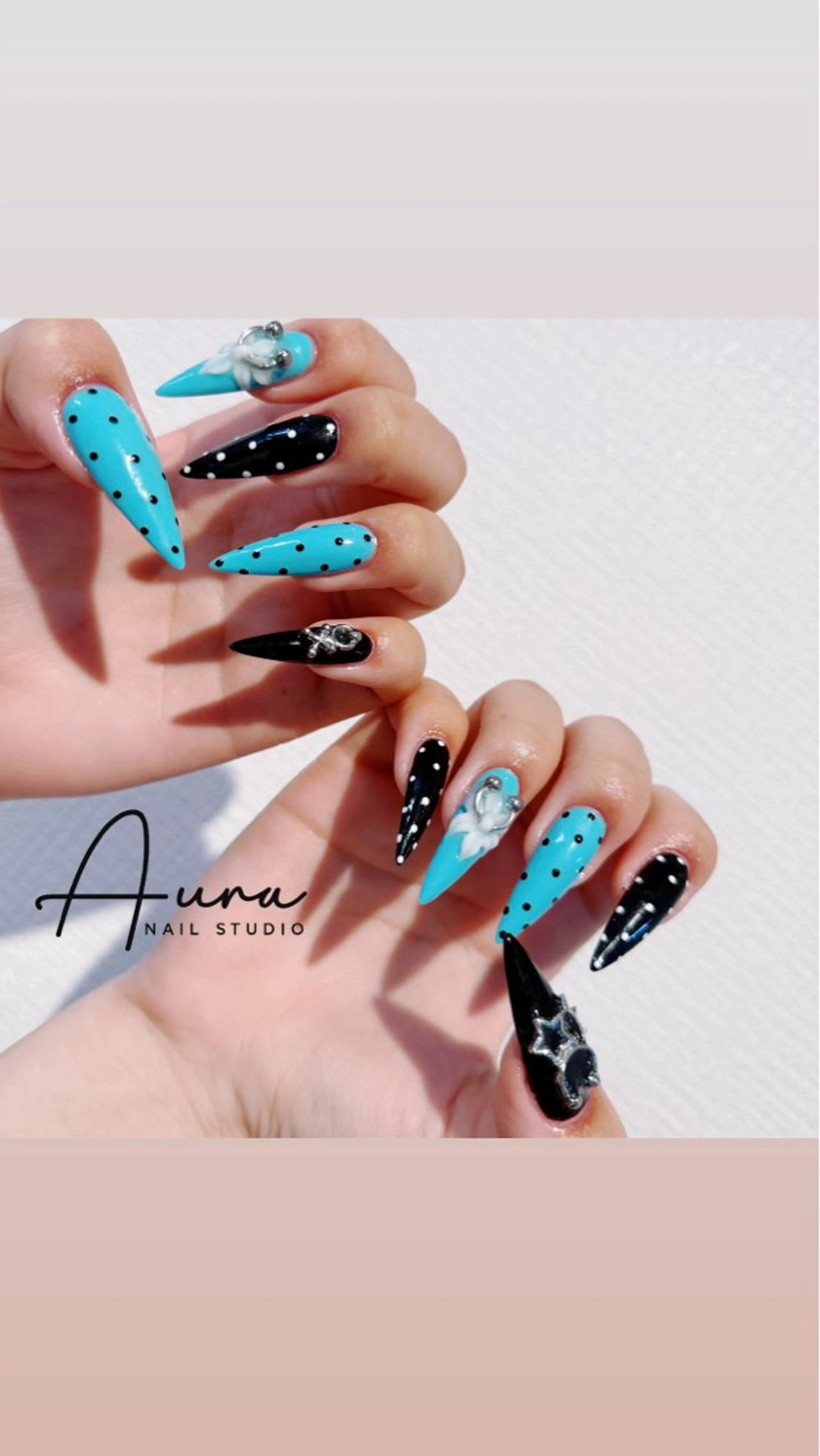 ネイル ブルー ドット フラワーネイル 韓国ネイル ロングネイル ハンドネイル Aura Nail Studioのネイルデザイン