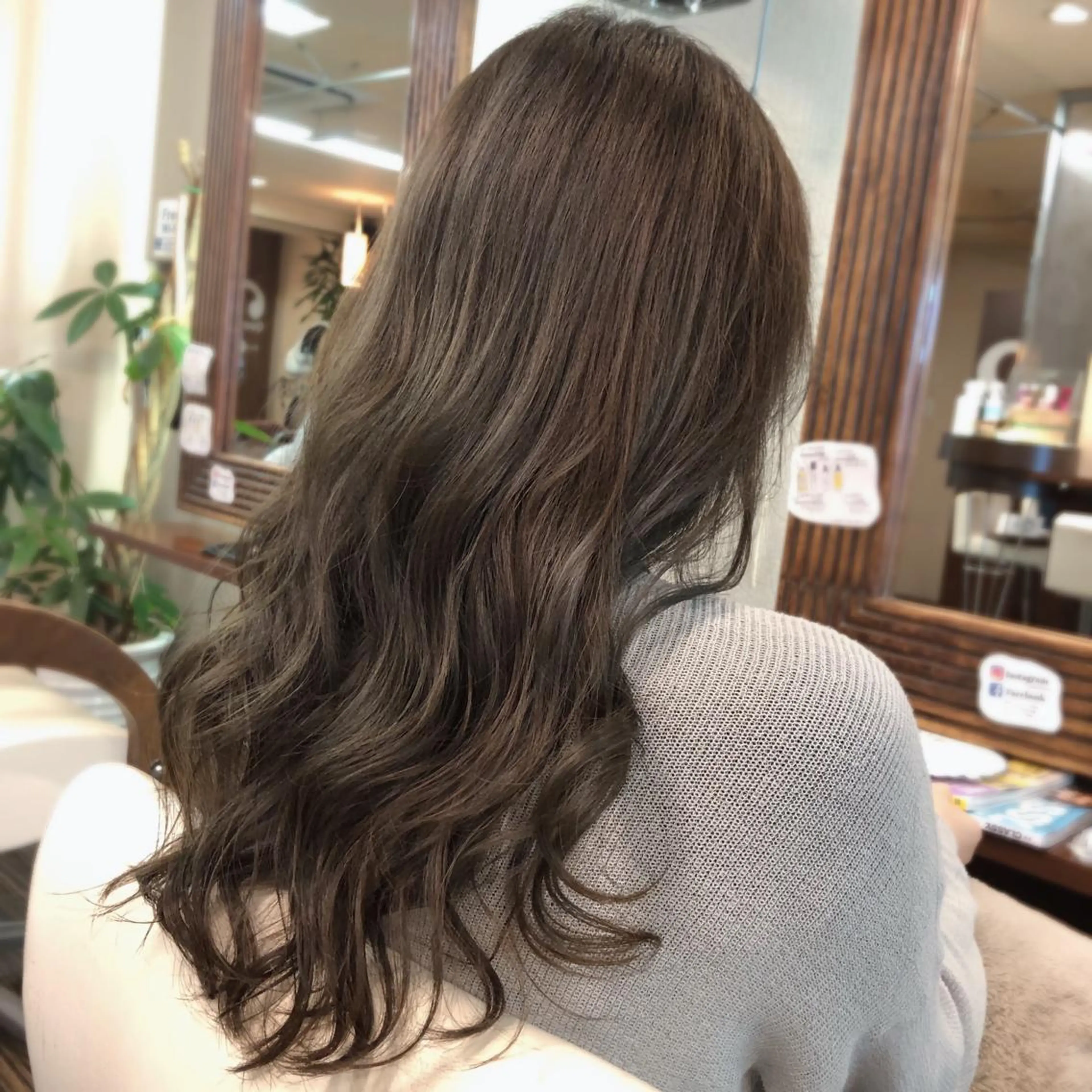 セミロング カラー 山崎 絵莉香のヘアスタイル