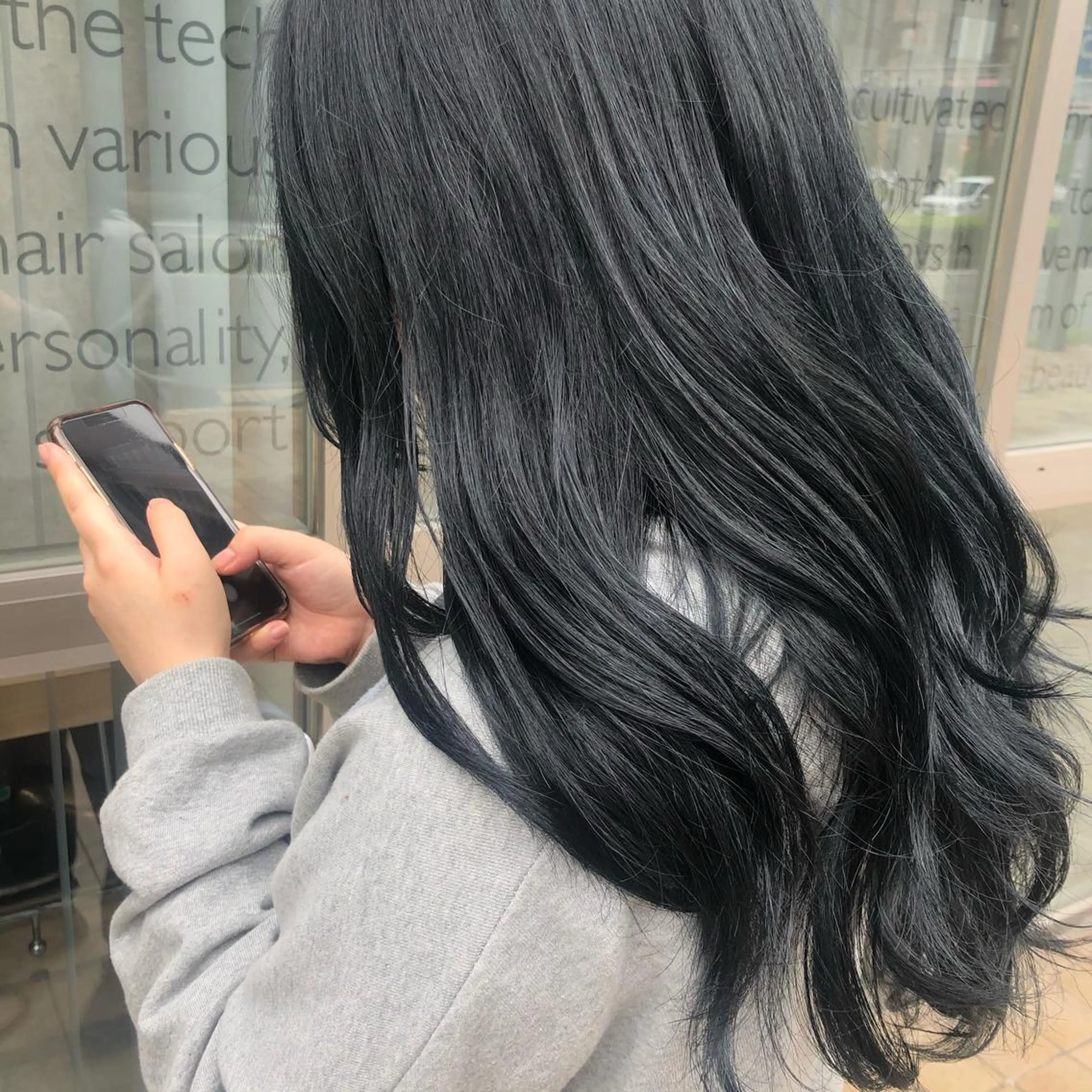 ロング カラー 黒髪 ブルーカラー ブルーブラック たかはし まいのヘアスタイル