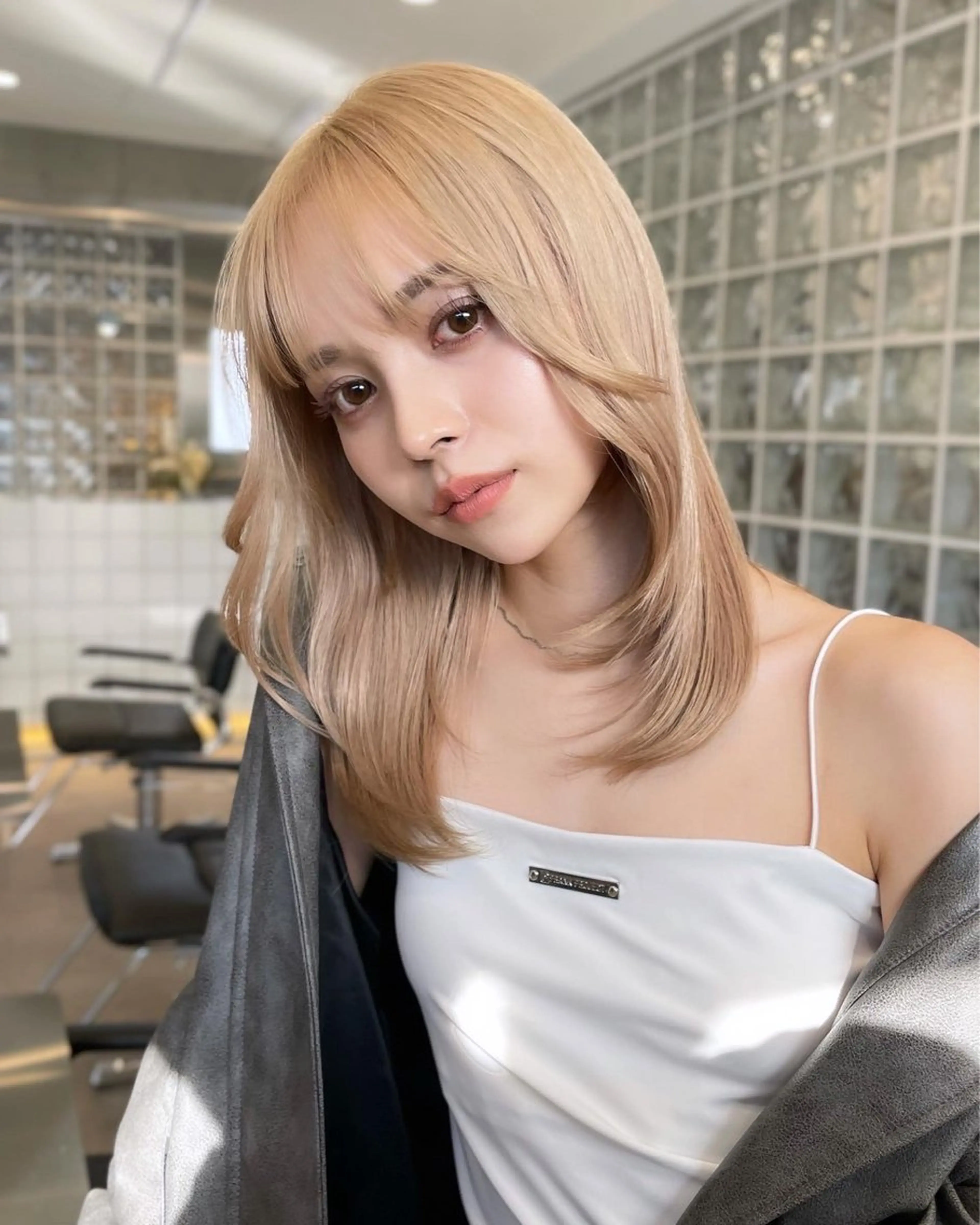 セミロング カラー ベージュカラー ブリーチ ミルクティーベージュ 原宿ブリーチカラー /三藤みさきのヘアスタイル