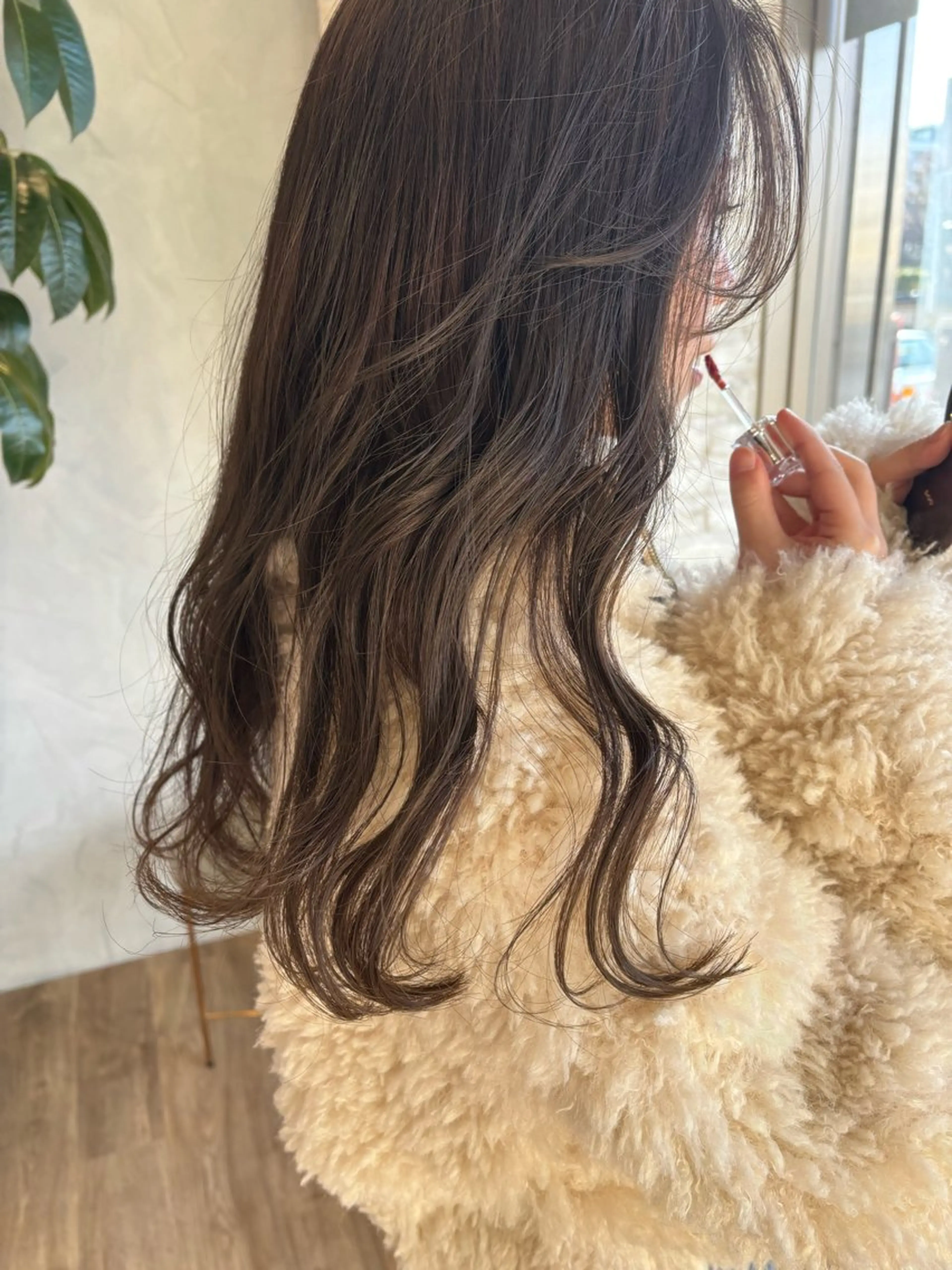 ロング カラー グレージュ オリーブグレージュ オリーブグレー ロング 迫 裕美のヘアスタイル