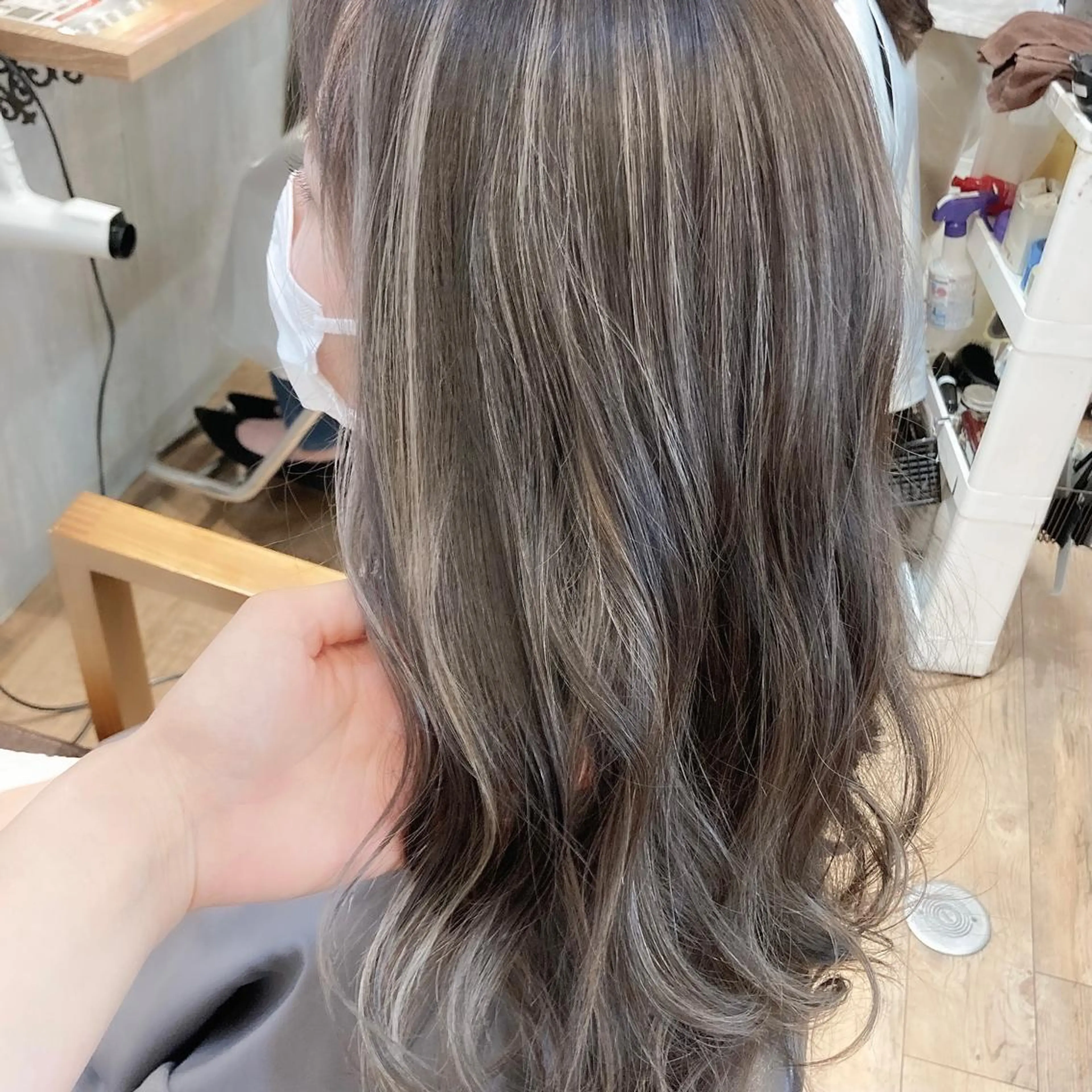 ロング ハイライト ヘアカラー KAJI MANAMIのヘアスタイル