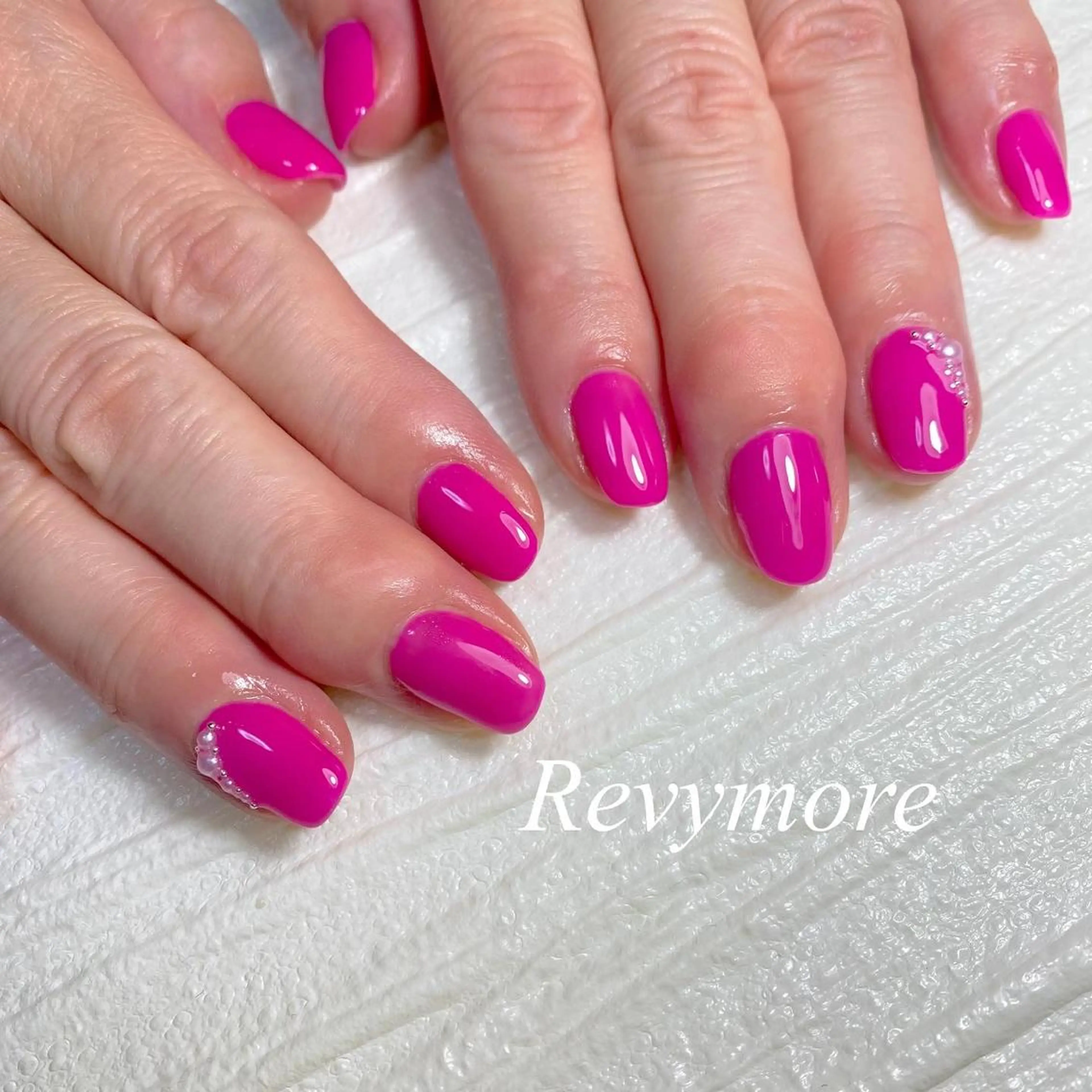 ミディアム ネイル 韓国風ヘア アートネイル ブルー ジェルネイル キラキラネイル nail salon Revymoreのネイルデザイン