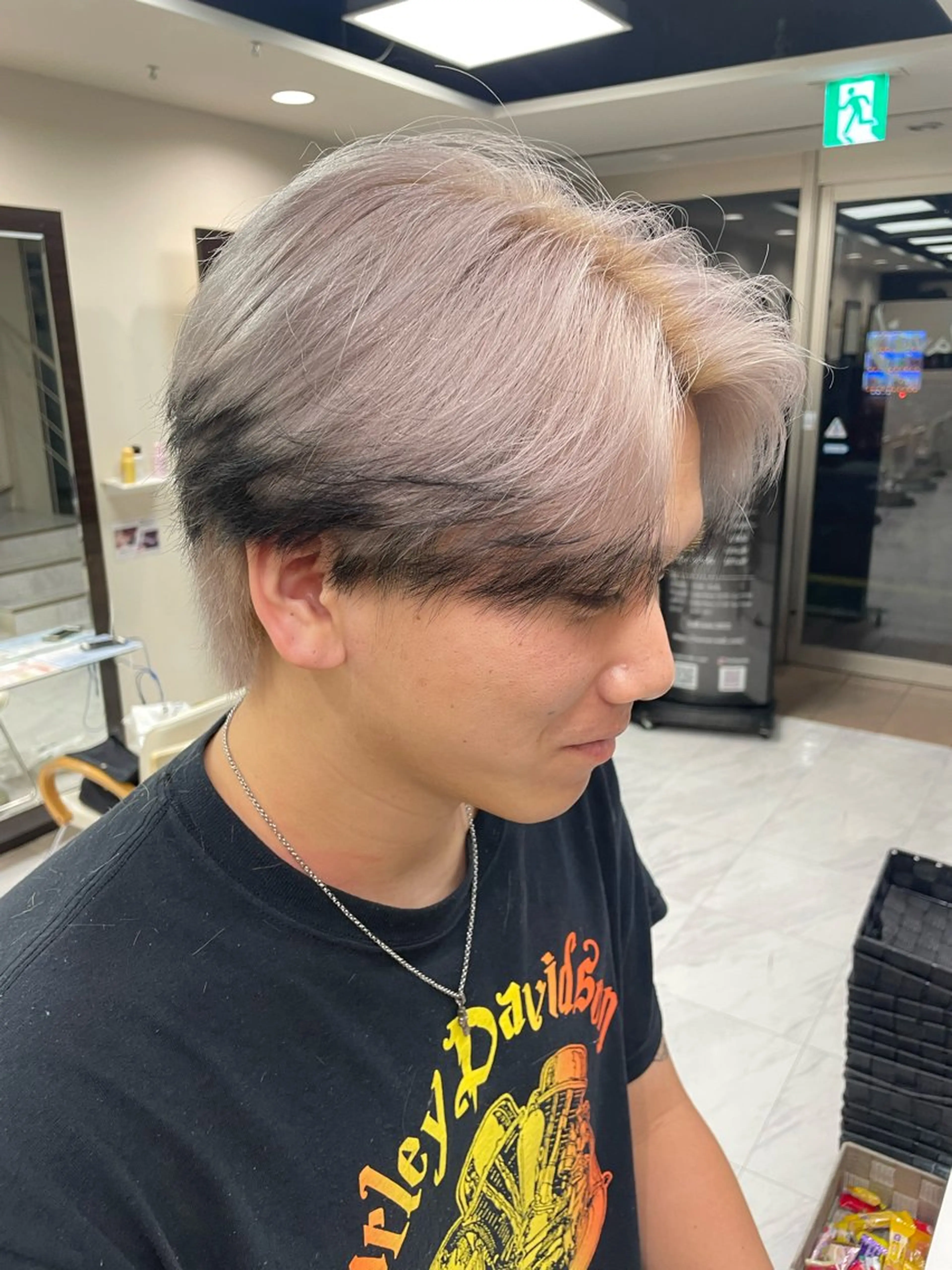 ショート カラー ヘアアレンジ メンズ メンズブリーチ センターパート メンズハイライト メンズハイトーン メンズインナーカラー カット ヘアカラー トリートメント Zina 大宮所属・目黒 碧人のヘアスタイル