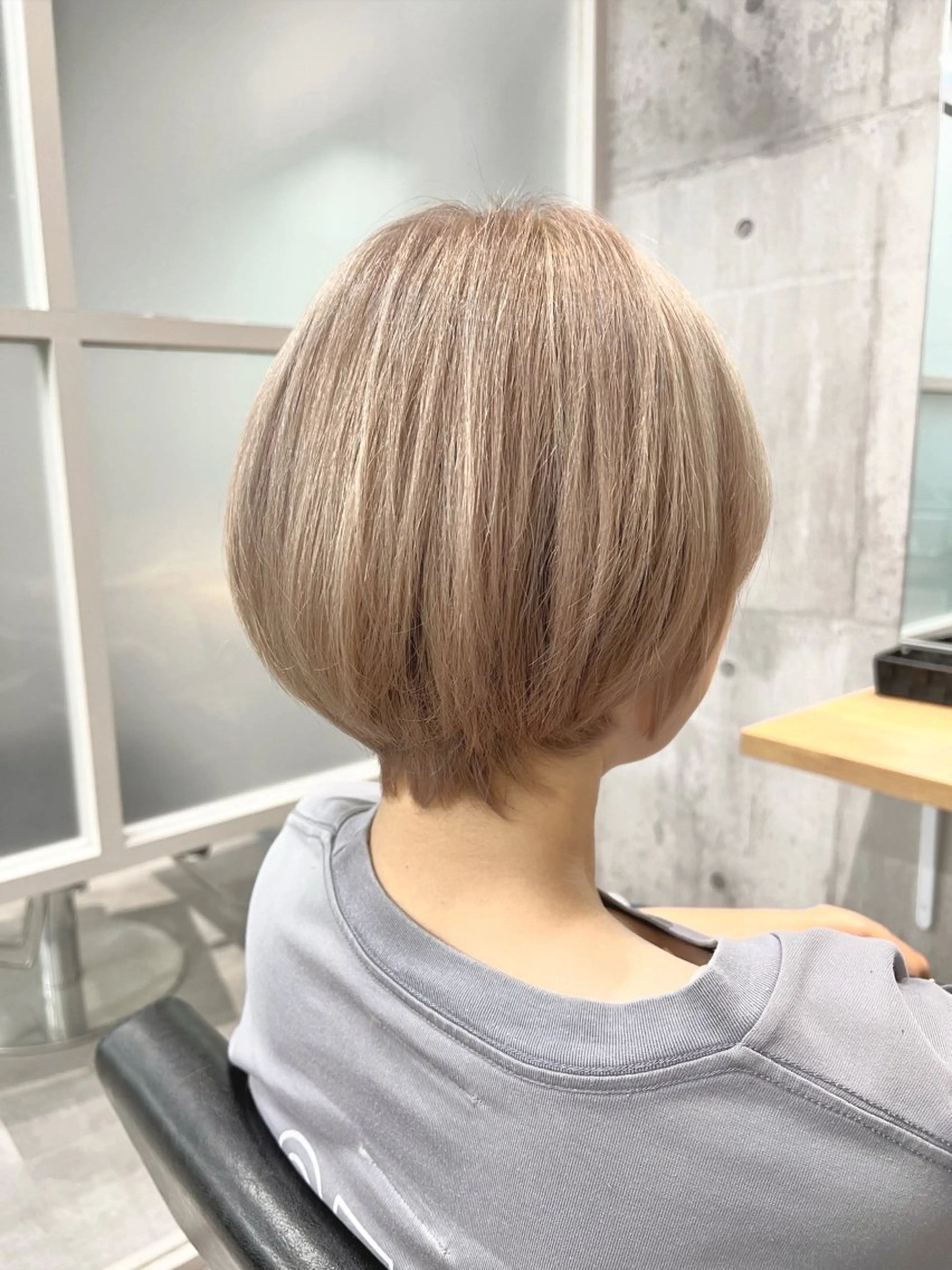 ショート カラー ベージュカラー ブリーチ ケアブリーチ ダブルカラー イヤリングカラー カット ヘアカラー newi ナカノのヘアスタイル