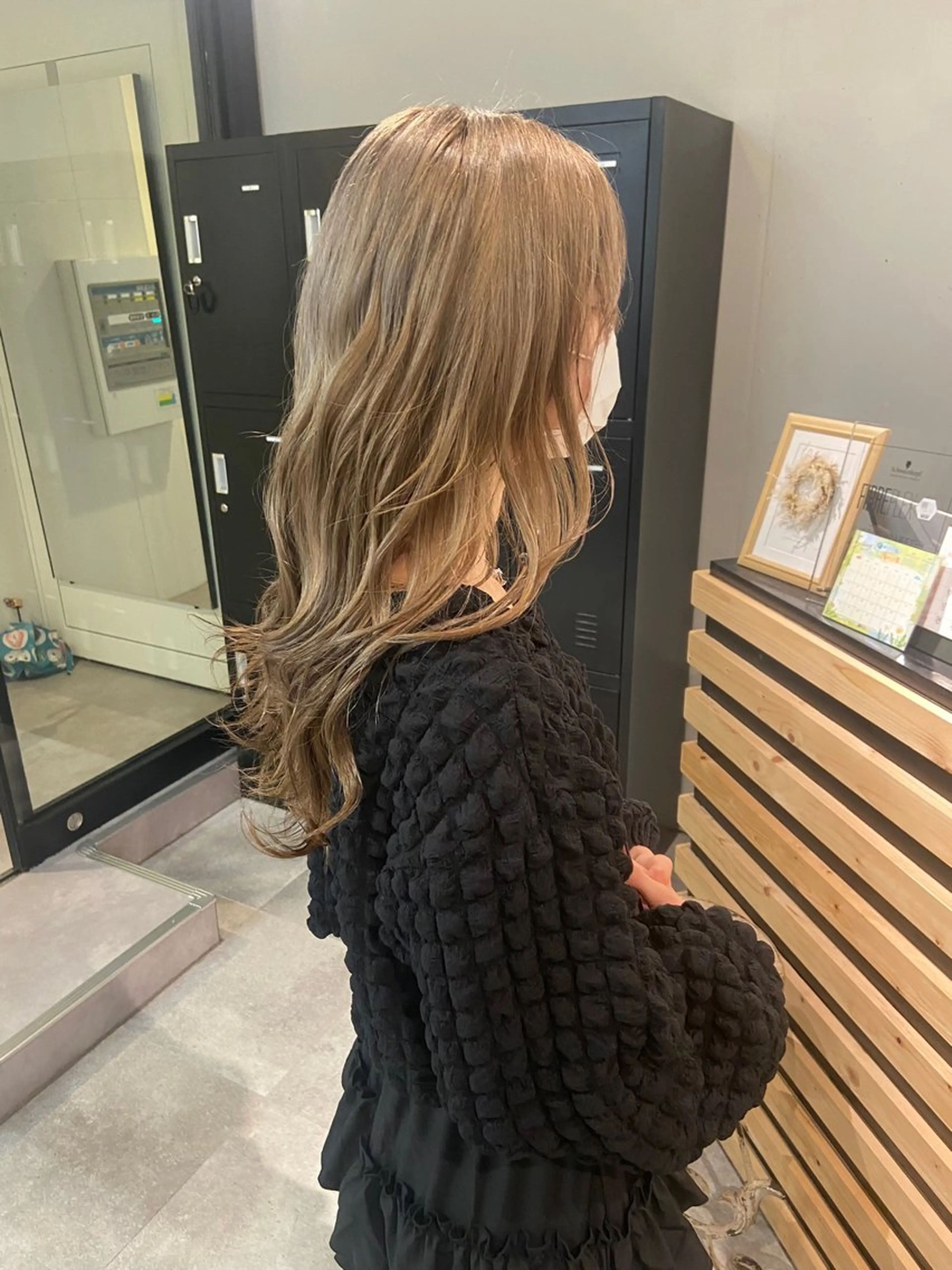 ミディアム カラー ベージュカラー ミルクティーベージュ ヘアカラー トリートメント ウルフカット レイヤーカット上柿のヘアスタイル