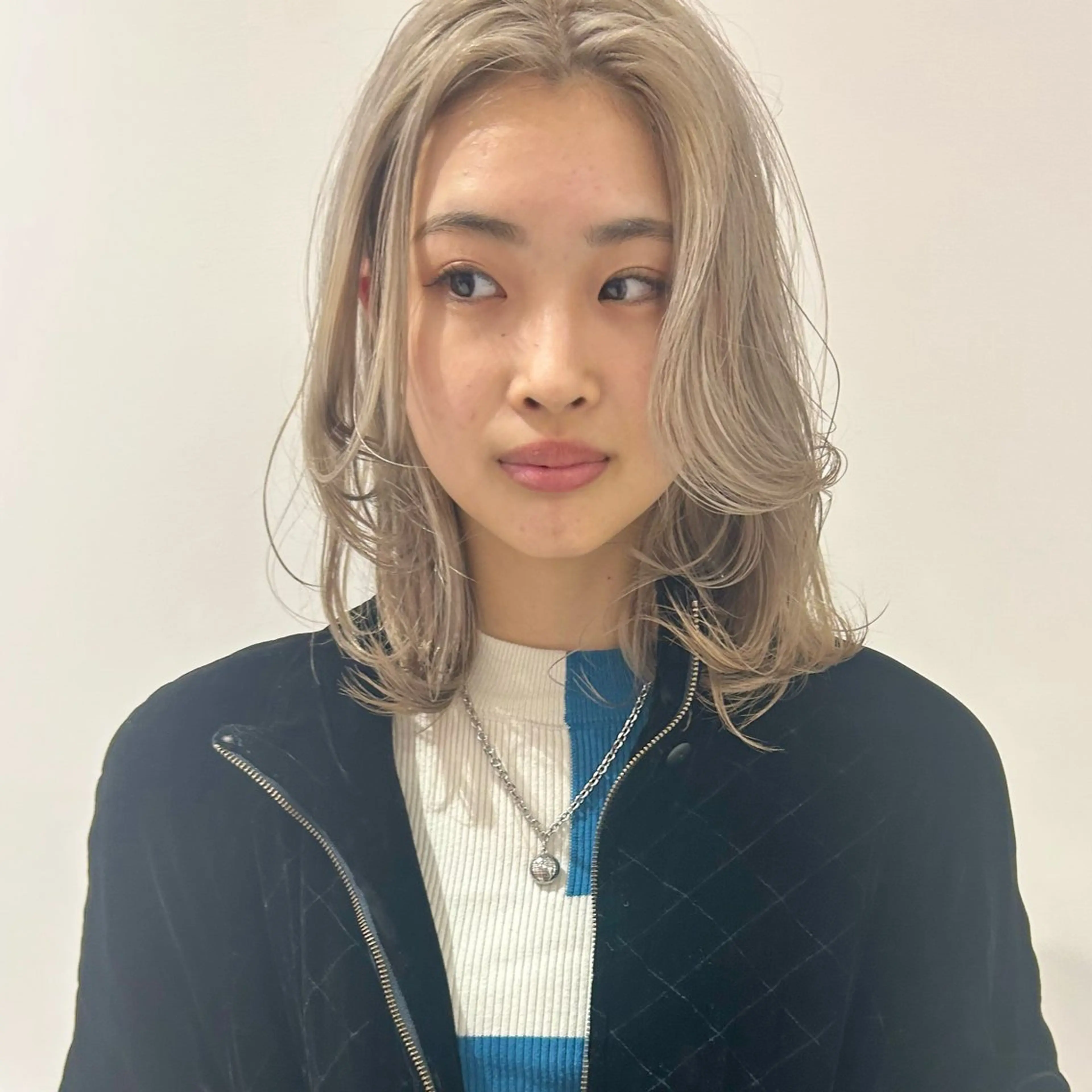 ミディアム カラー レイヤーカット ハイトーン/ブリーチ 似合せカット/パーマのヘアスタイル