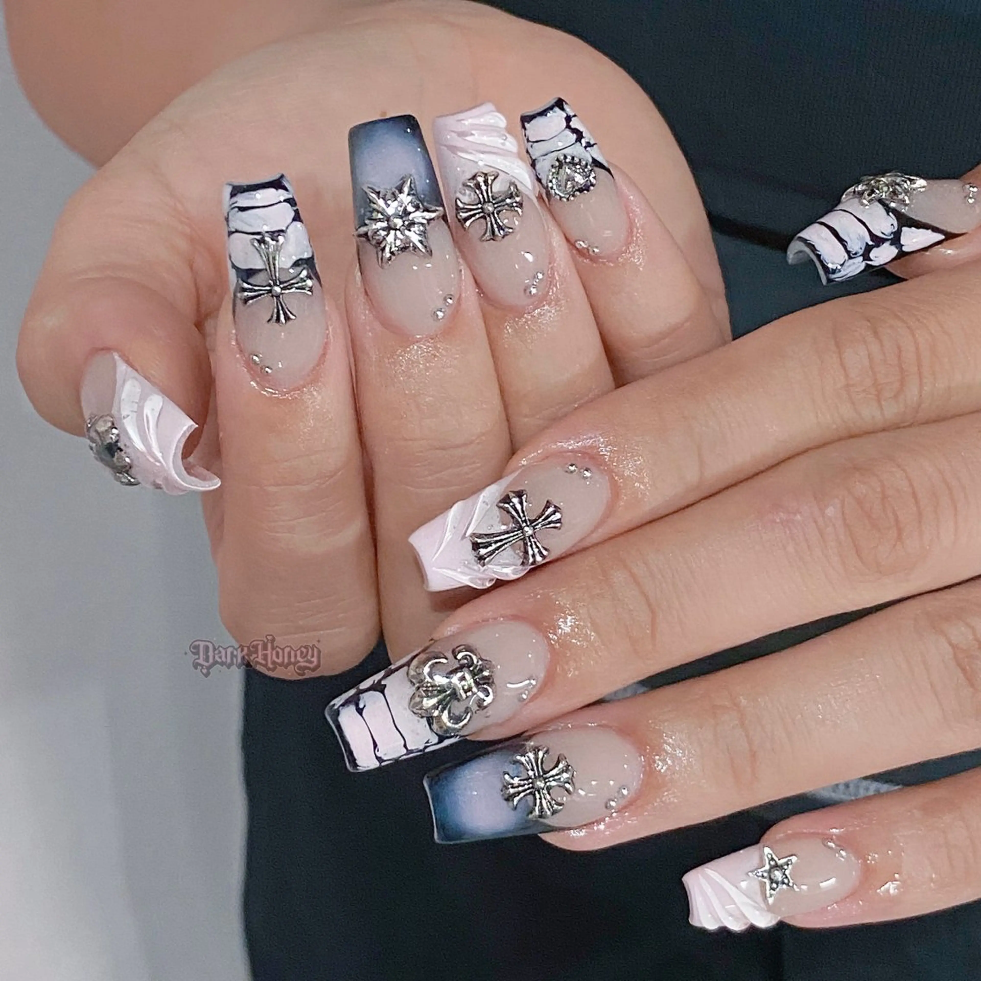 ネイル ハンドネイル Dark honey スカルプ専門原宿店のネイルデザイン