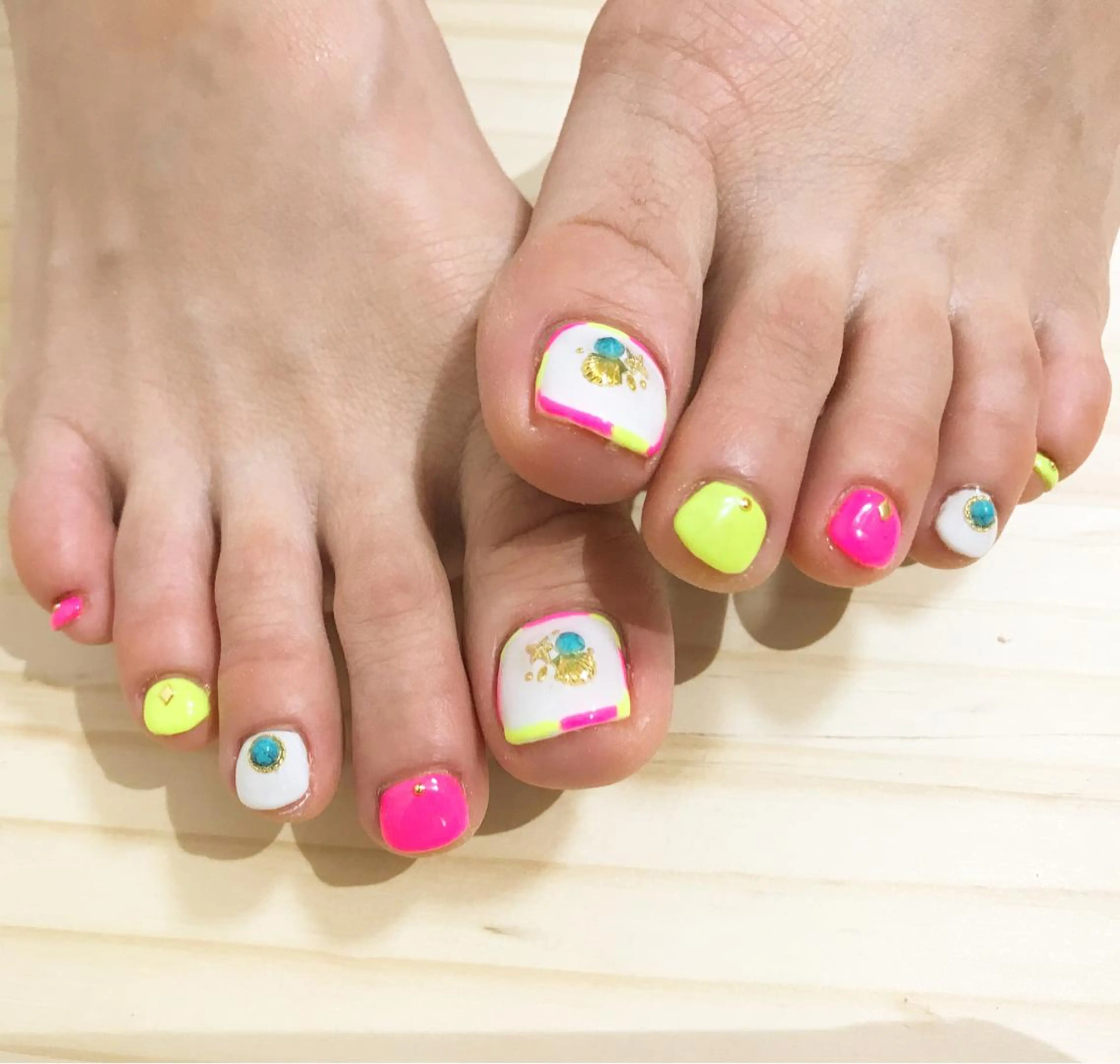 ネイル フットネイル シンプルネイル 春ネイル 夏ネイル ホワイト nail fufla ♡yamane♡のネイルデザイン