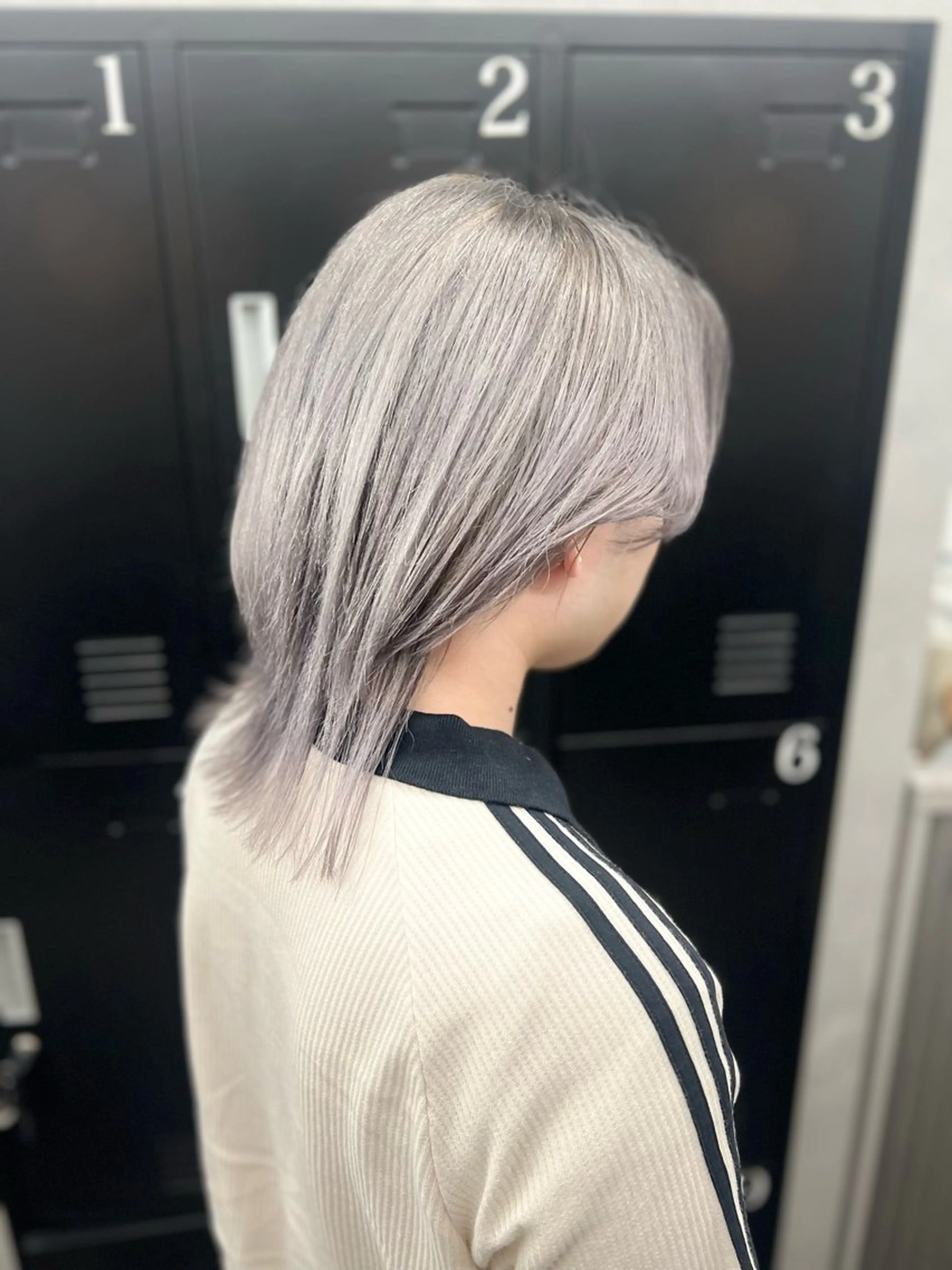 ミディアム カラー メンズ メンズウルフカット シルバー ホワイトシルバー ウルフカット カット ヘアカラー 透明感カラー特化🫧 ADLLA.栗原🦋のヘアスタイル