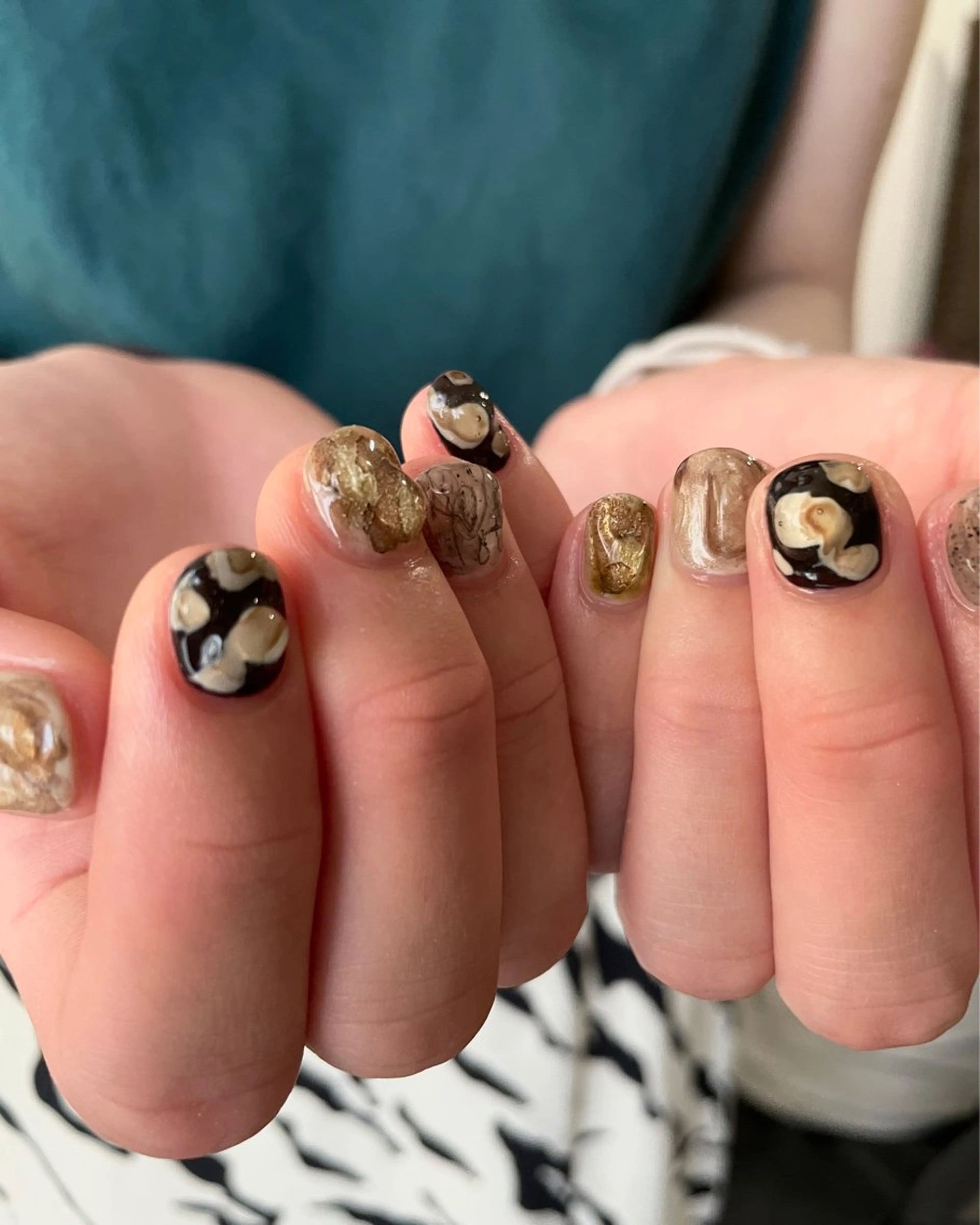 ネイル マグネットネイル ニュアンスネイル シンプルネイル 夏ネイル ハンドネイル "achoe" コエ HARUNAのネイルデザイン