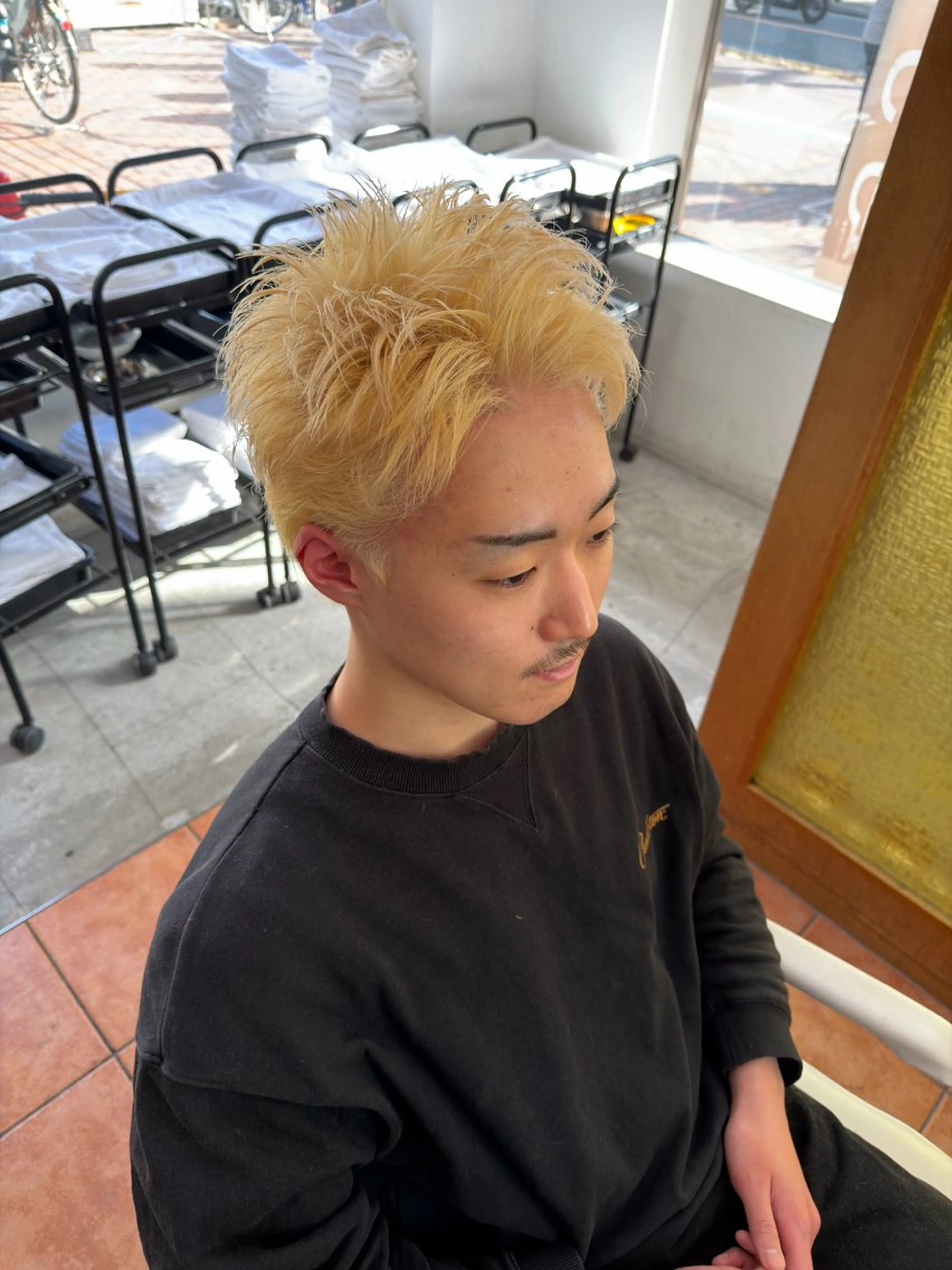 ショート カラー メンズ メンズブリーチ スパイキーショート ブリーチ 抜きっぱなしブロンド ショートヘア 相模大野メンズパーマ 特化　Tumのヘアスタイル