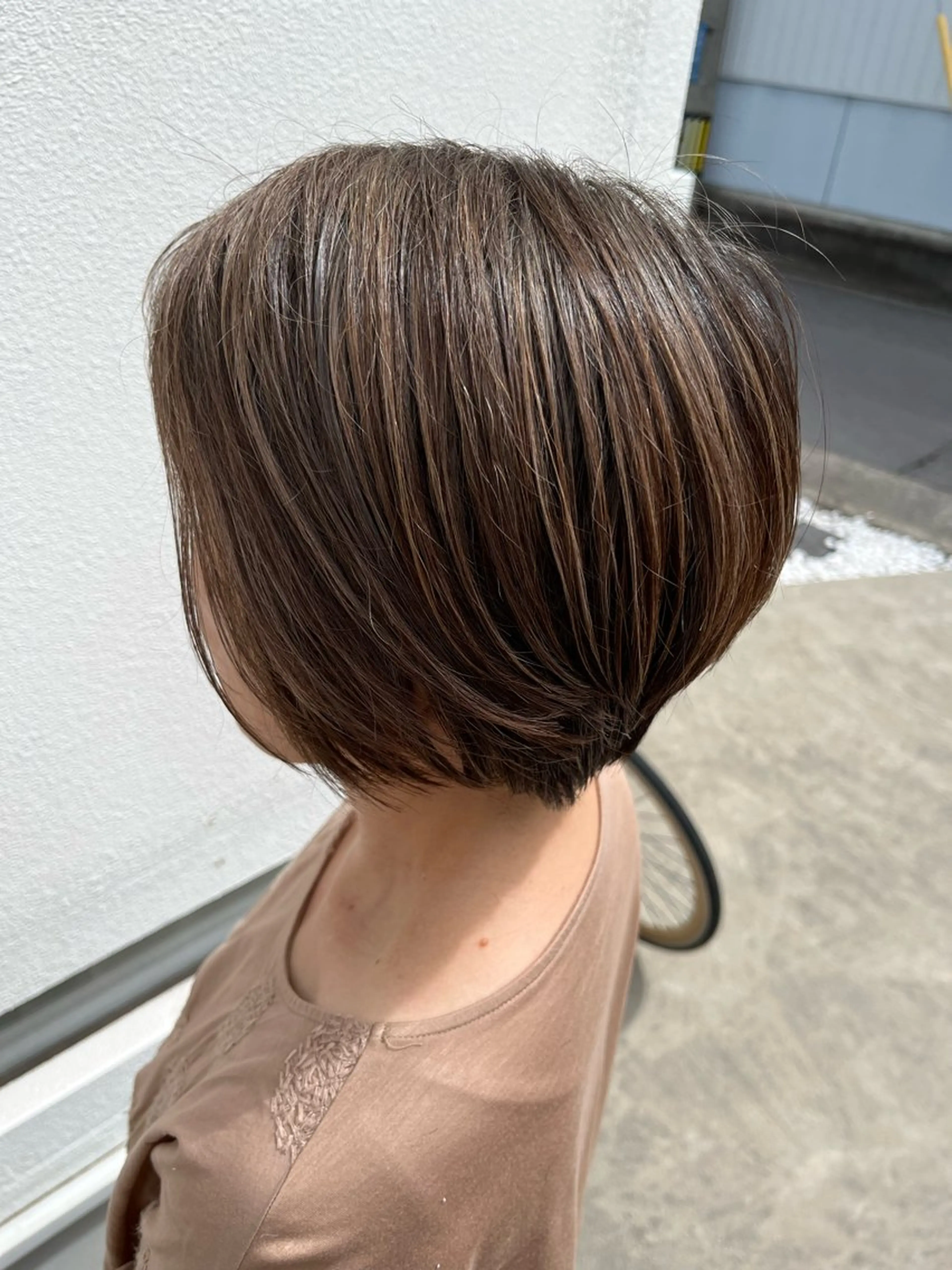 ショート カラー ベージュカラー ハイライトカラー オリーブベージュ ハイライト ショートヘア 松岡 アユミ  berryのマツエク・マツパデザイン