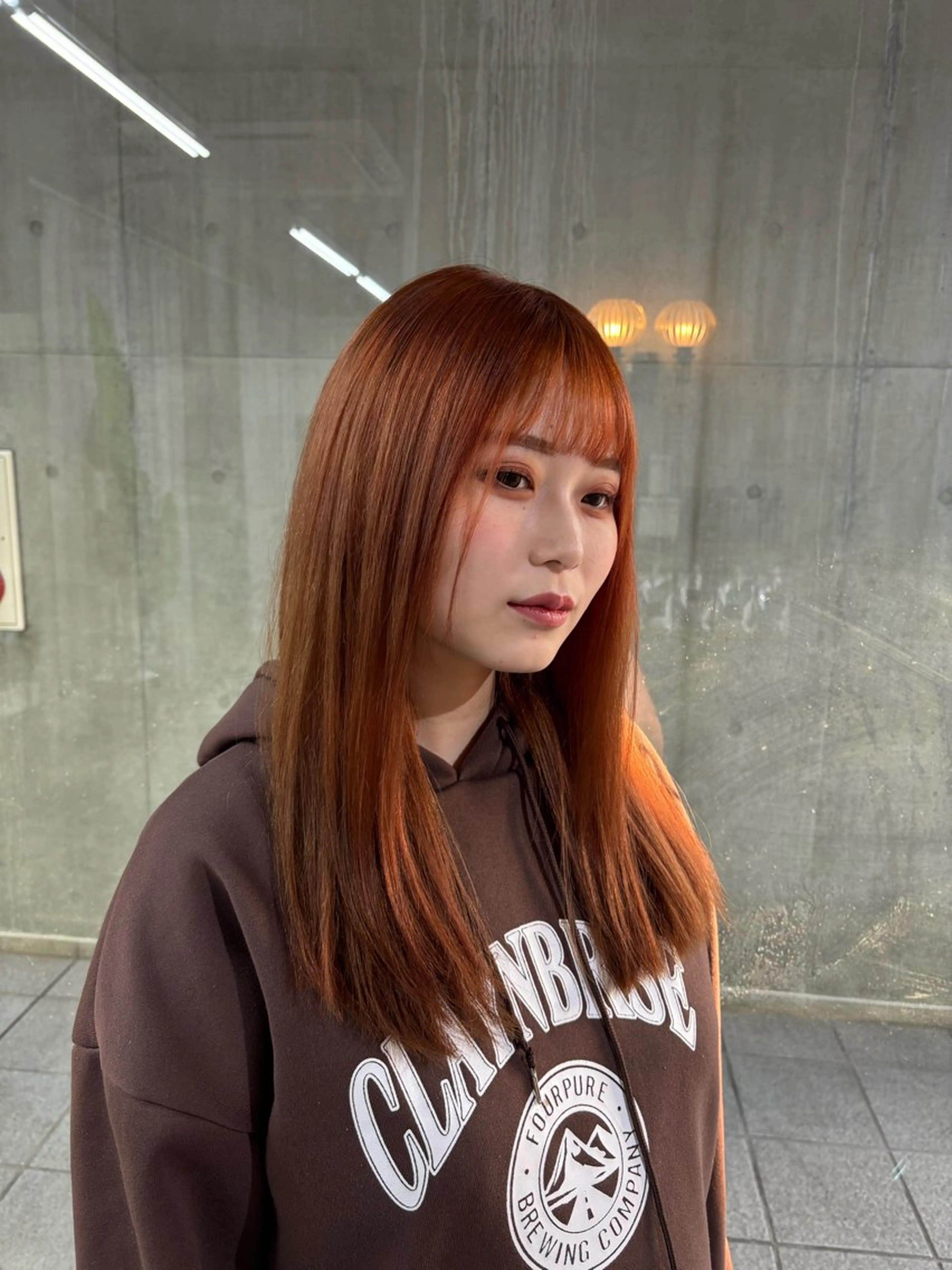 セミロング カラー ブリーチ オレンジ 朋生/トップスタイリ スト/メンズパーマのヘアスタイル