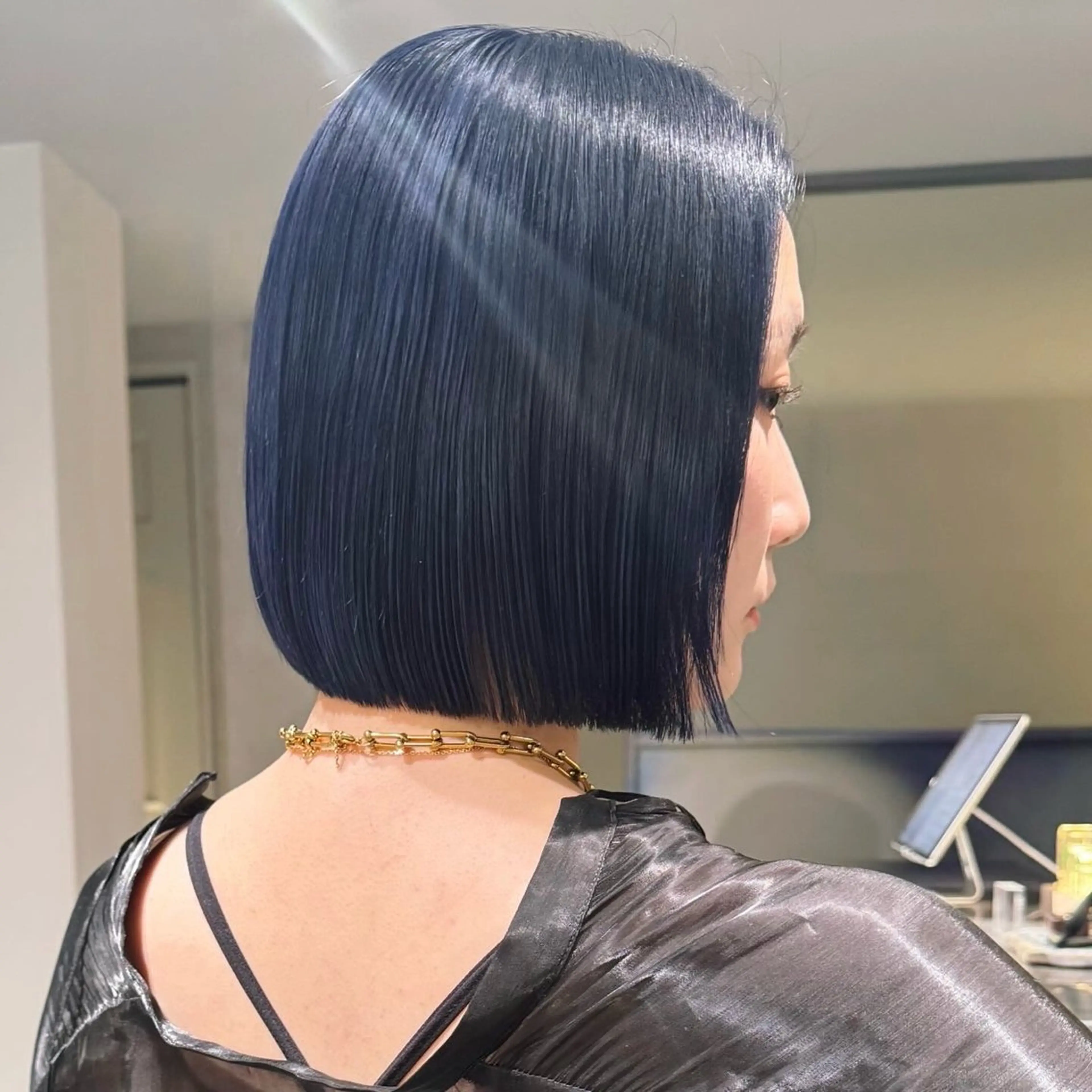 ショート カラー 切りっぱなしボブ ブルーカラー ダブルカラー ハイトーンカラー ネイビーカラー 髪質改善/ブリーチ/ ボブ特化/よしきのヘアスタイル