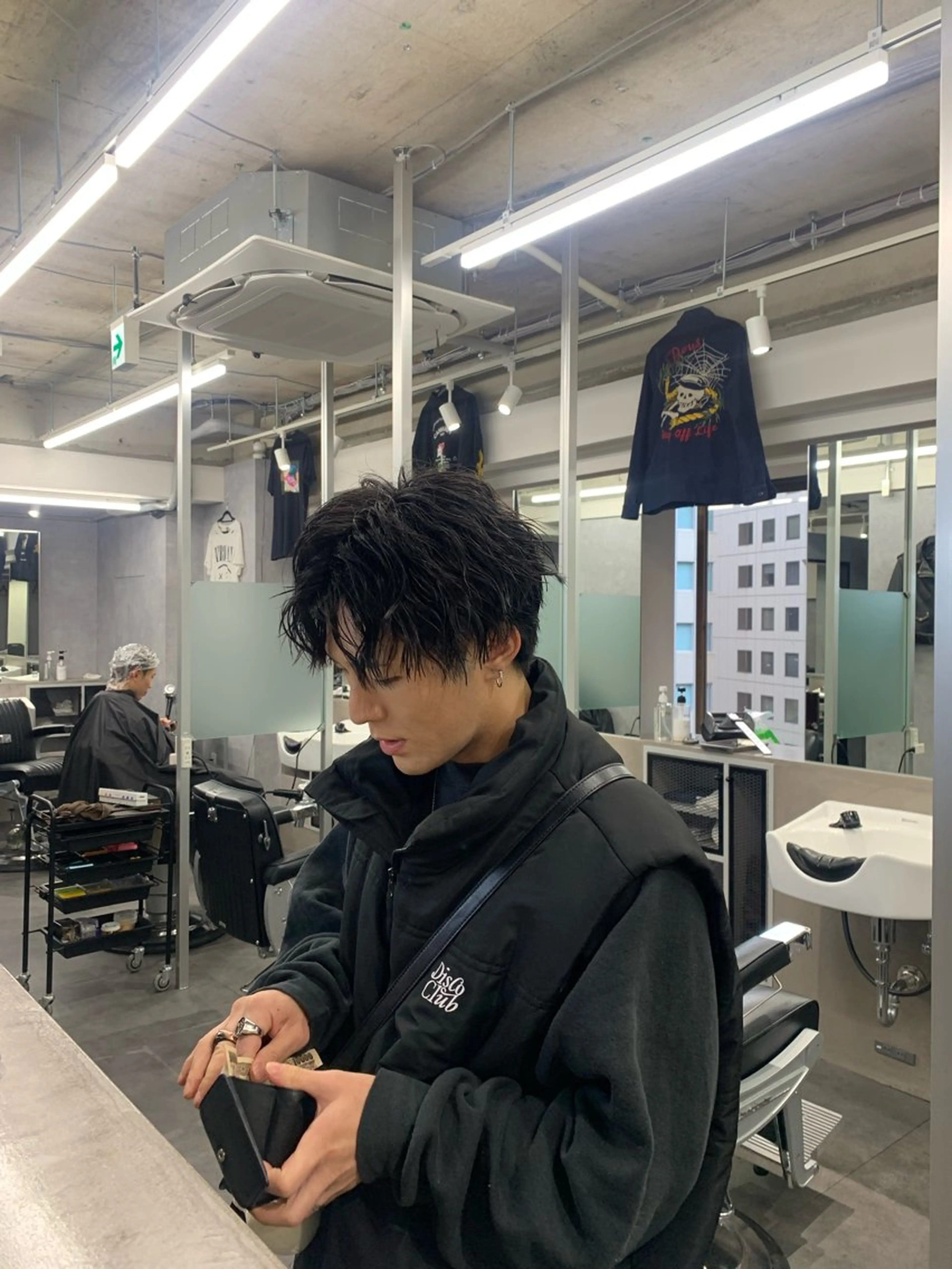 ミディアム メンズ ミディアムパーマ センターパート メンズパーマ 新宿メンズカット💈 瀧瀬 剣也のヘアスタイル