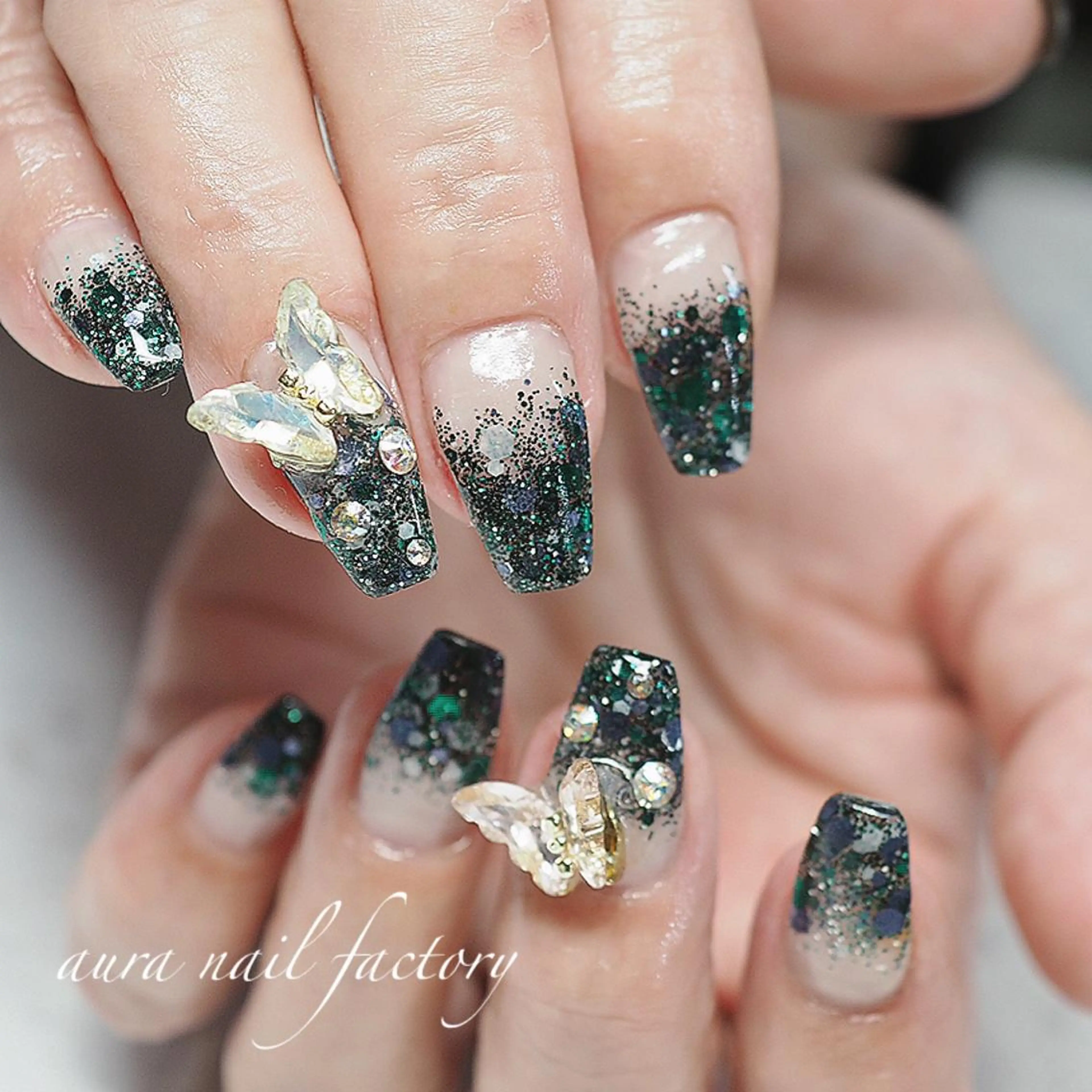 ミディアム カラー ネイル 韓国風ヘア 韓国ネイル 赤色 ワンホンネイル 赤羽 aura 深爪を断らない✨のネイルデザイン