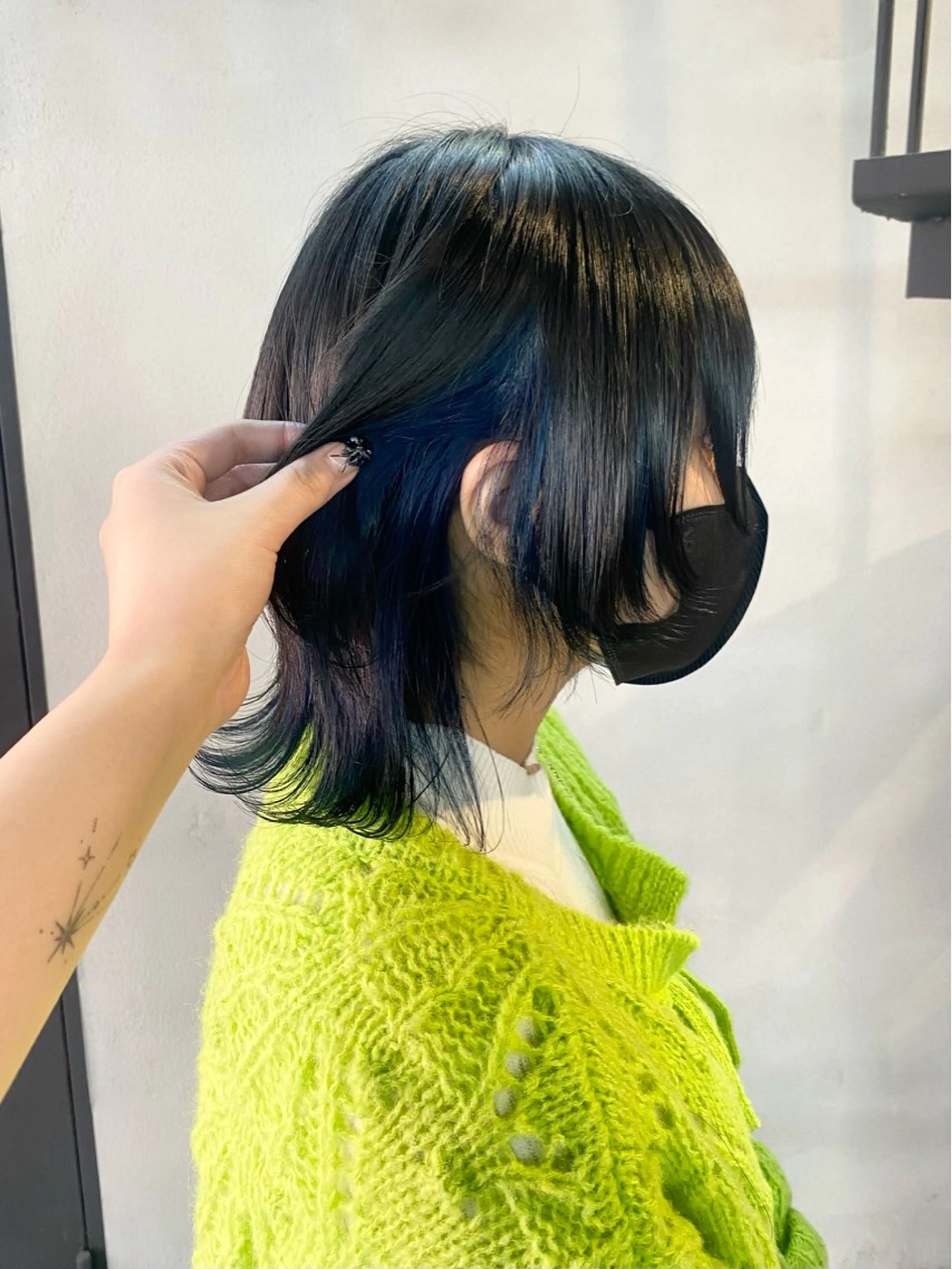 ミディアム カラー ブリーチ ブルーカラー デザインカラー イヤリングカラー インナーカラー 柏 デザインカラー/ レイヤー🐣シオリのヘアスタイル