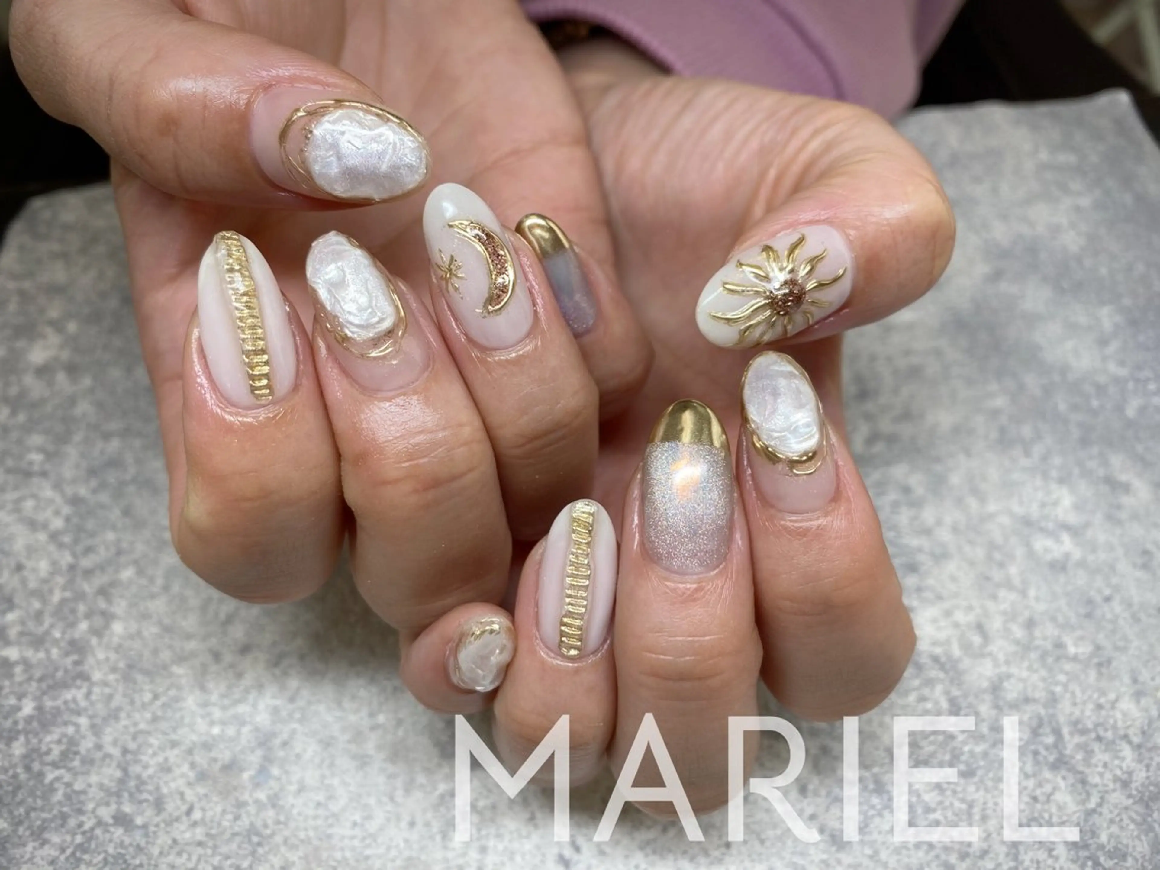 ネイル オーロラネイル ミラーネイル ホワイト ハンドネイル ネイルサロンMARIEL所属・nailist marieのネイルデザイン