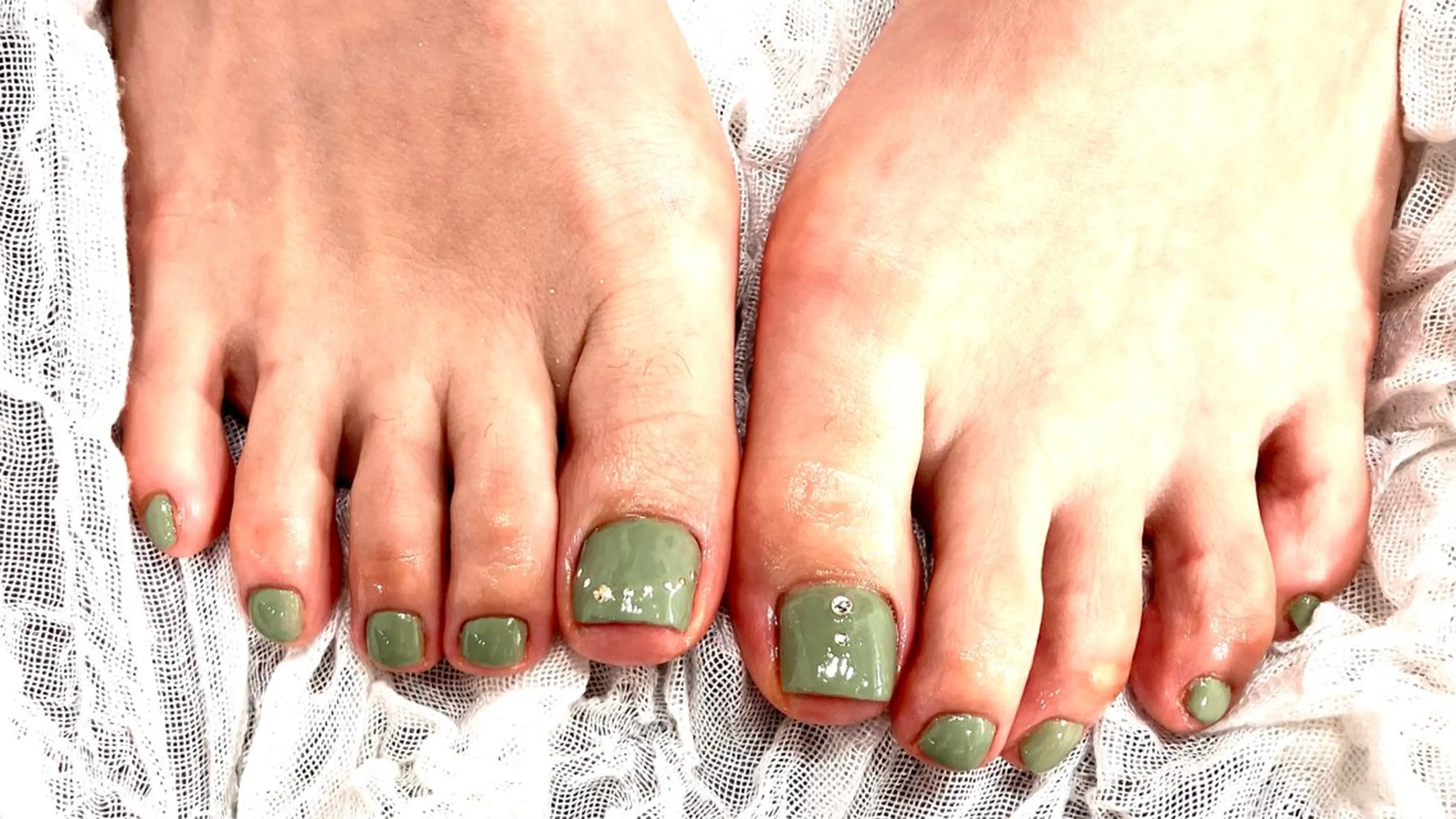 ネイル グリーン ワンカラーネイル 春ネイル ストーンネイル nailsister まゆのネイルデザイン