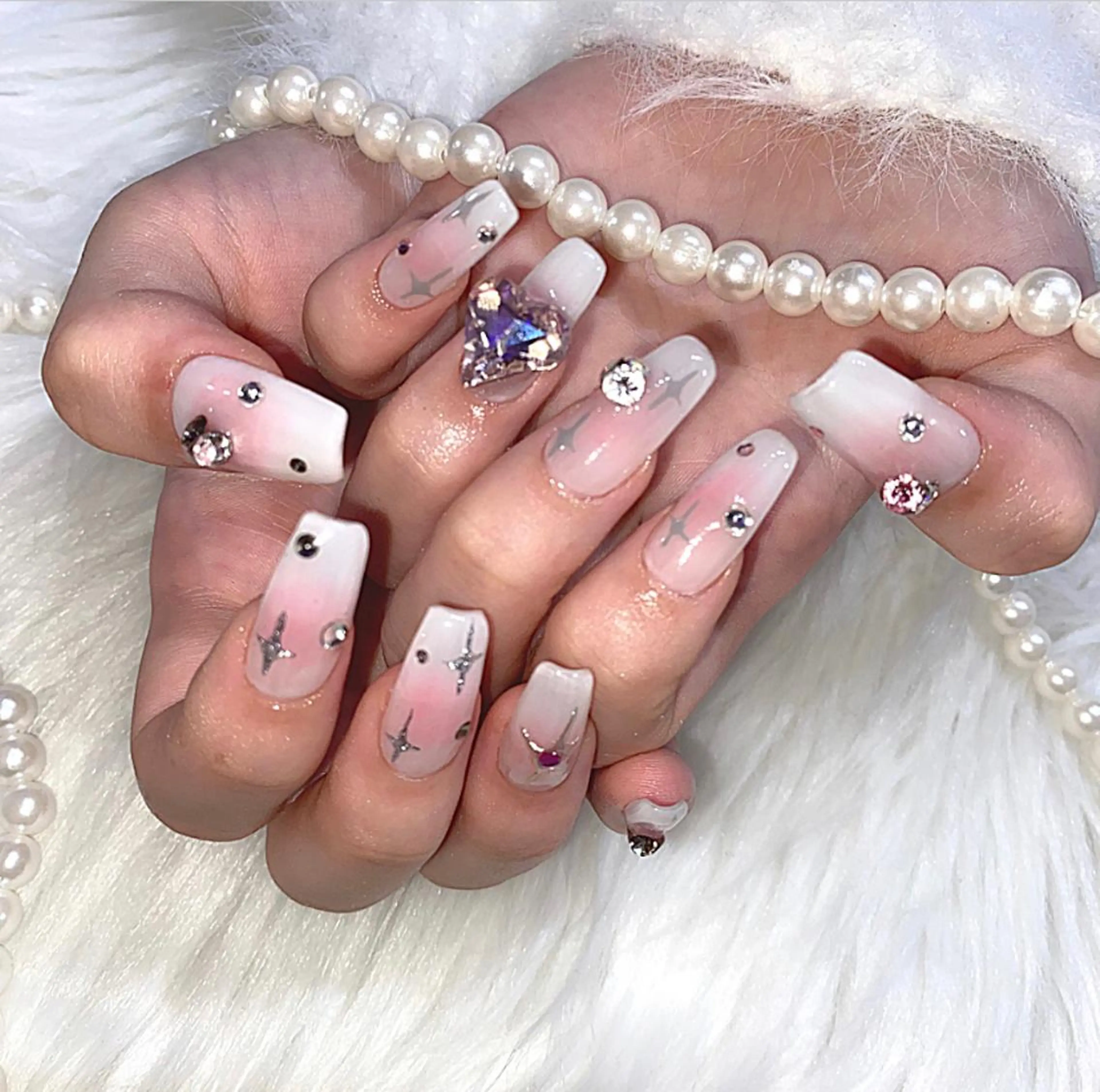 ネイル アートネイル ジェルネイル キラキラネイル 韓国ネイル 持ち込み Yudia 🫧Kyokaのネイルデザイン