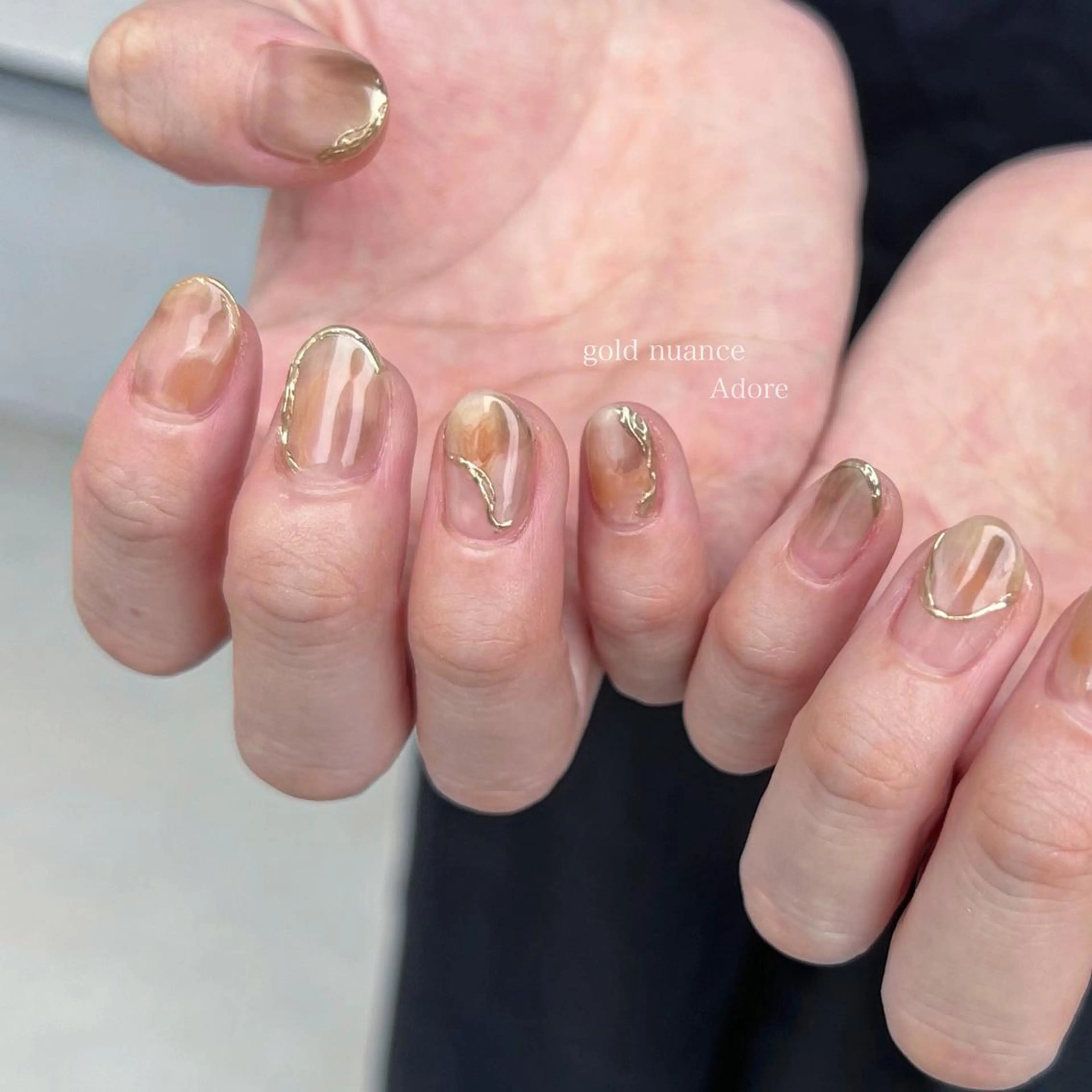 ネイル ブラウン ゴールド キラキラネイル ミラーネイル ニュアンスネイル ハンドネイル Nail Adore.のネイルデザイン
