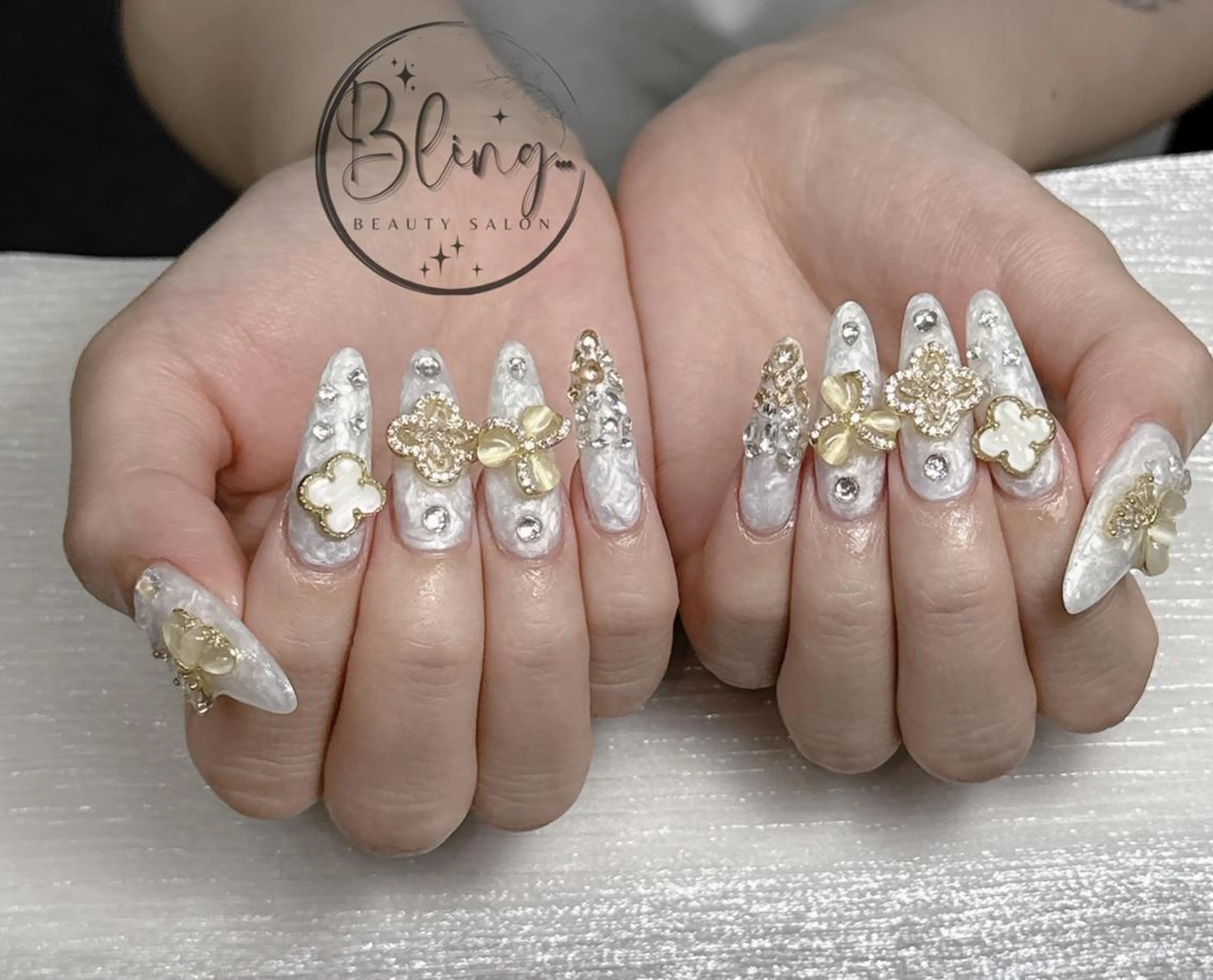 ロング カラー ベージュカラー グラデーションカラー ピンクカラー 韓国風ヘア ハンドネイル Bling Salonのネイルデザイン