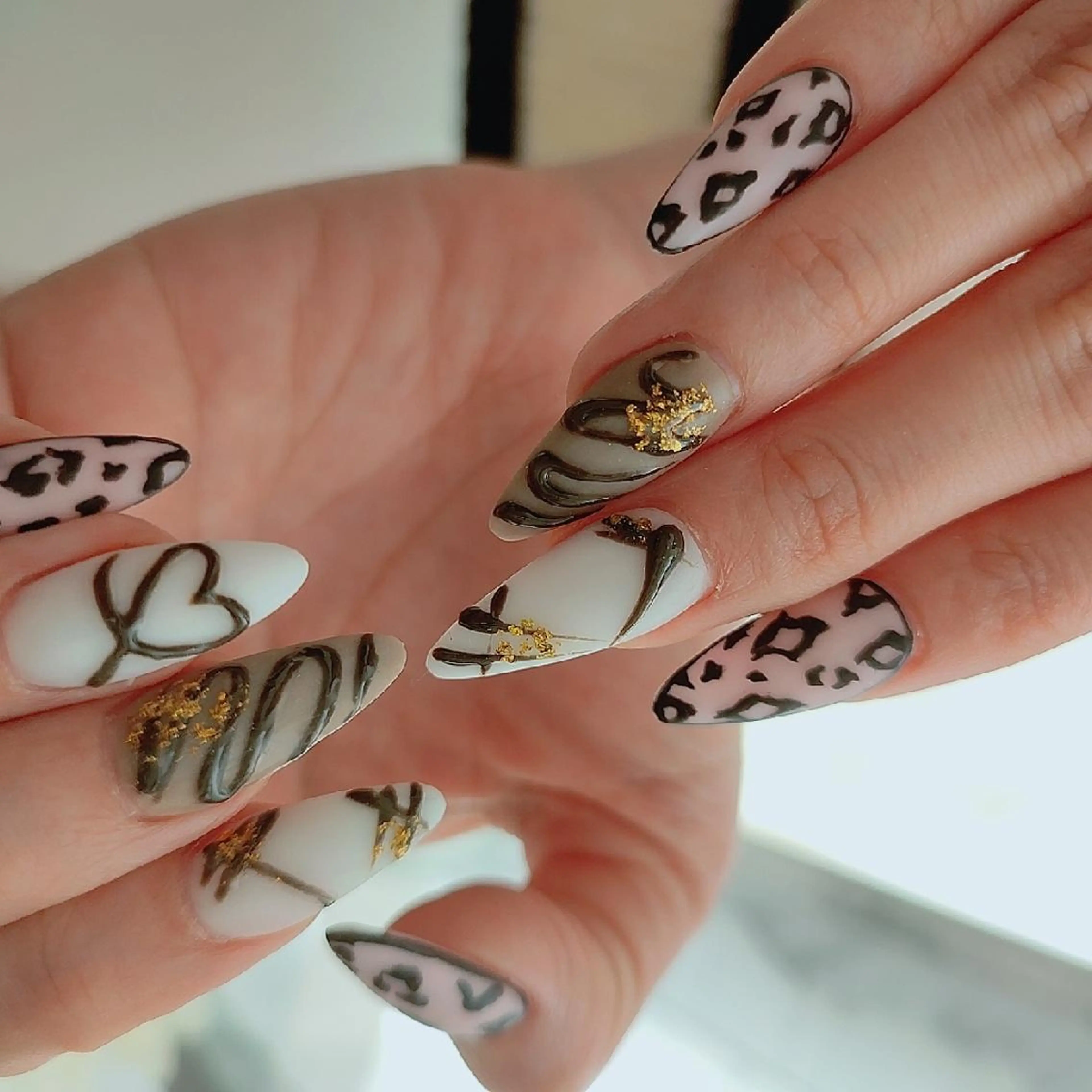 ネイル ハンドネイル RUNWAY 　　の眉毛・アイブロウイメージ