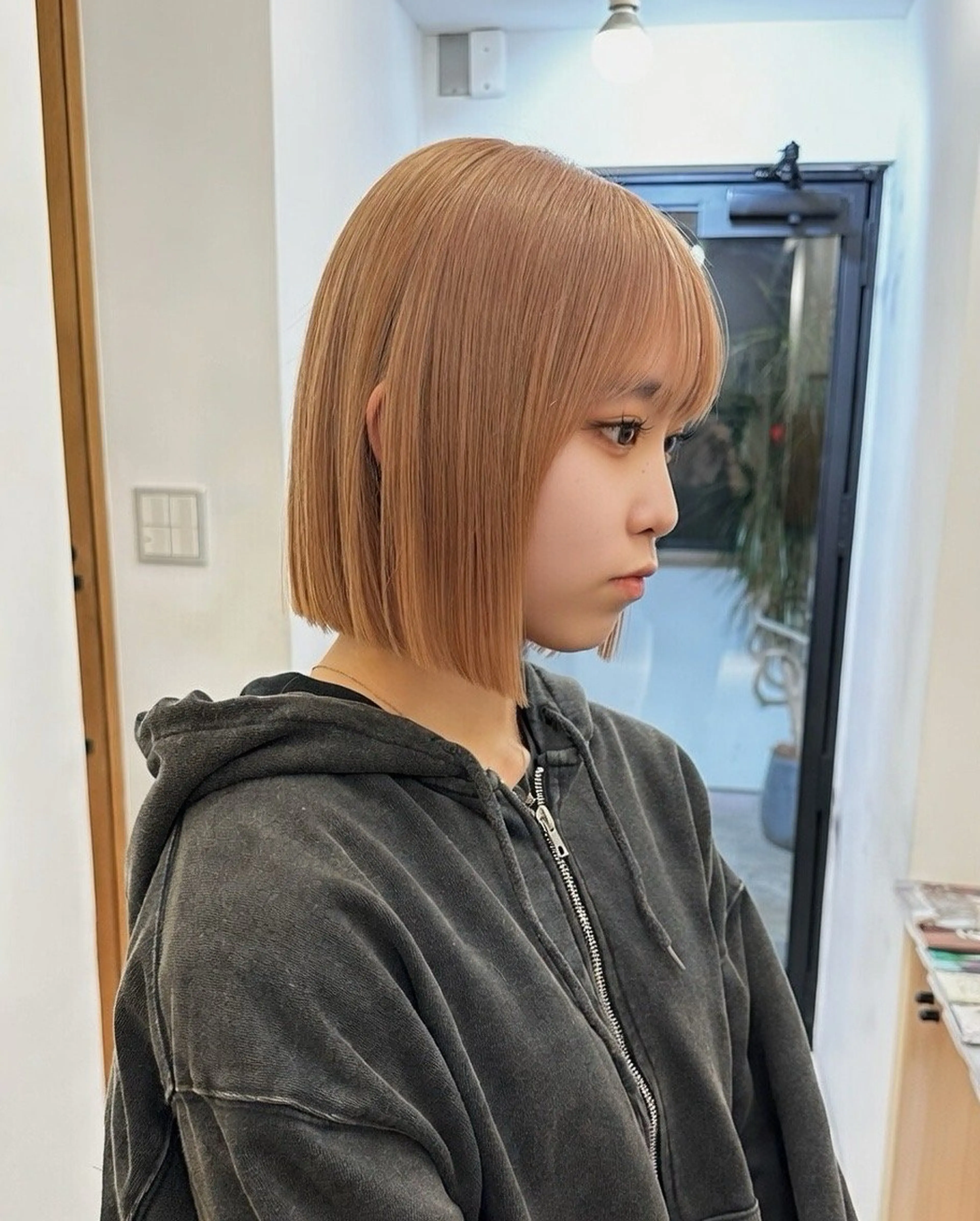 ショート カラー ベージュカラー ブリーチ ハイトーンカラー ミルクティーベージュ ボブ カット ヘアカラー トリートメント 似合わせボブ/ハイ トーン/hisatoのヘアスタイル