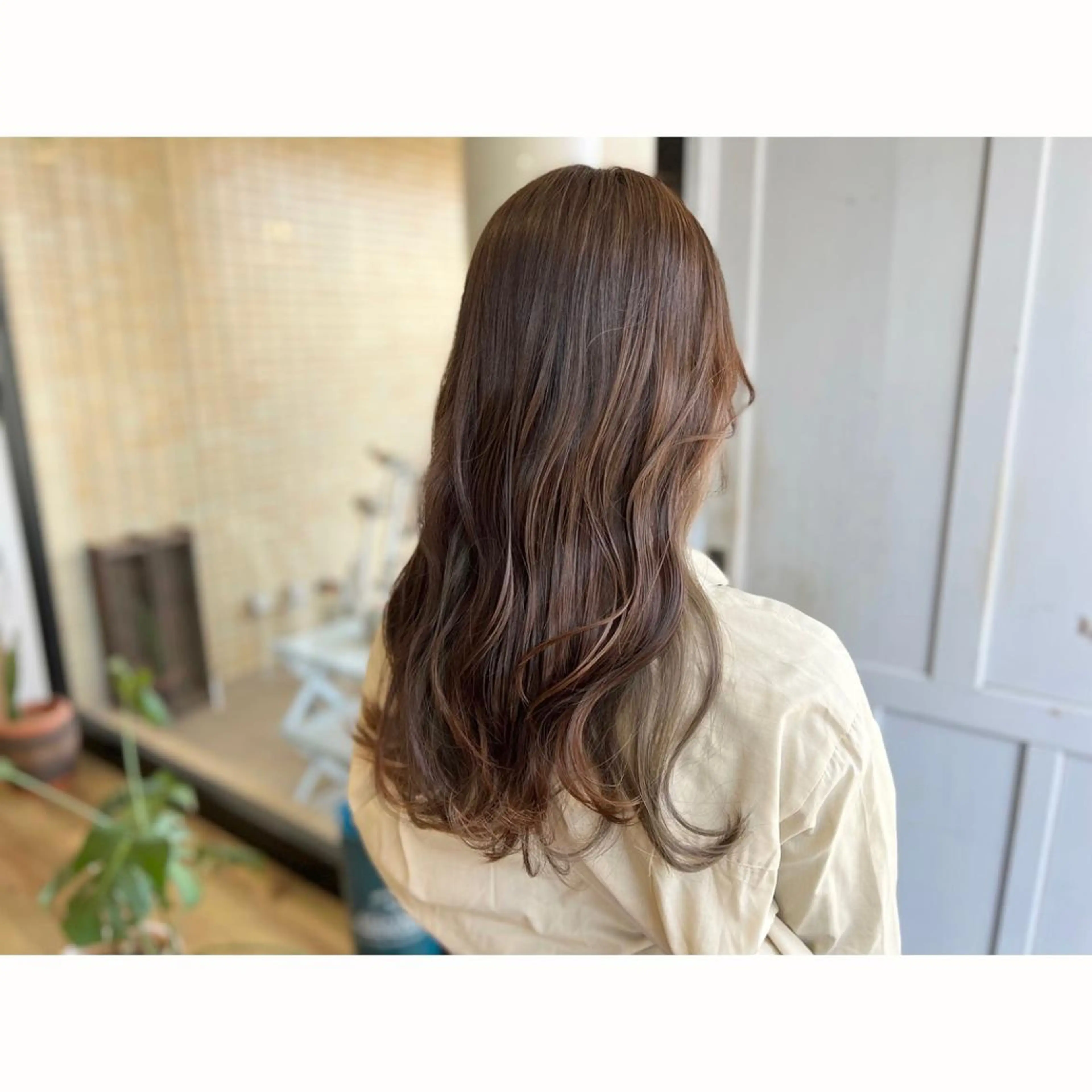 ロング カラー グレージュ ミルクティーグレージュ ヘアカラー トリートメント ツキダテ ユイのヘアスタイル
