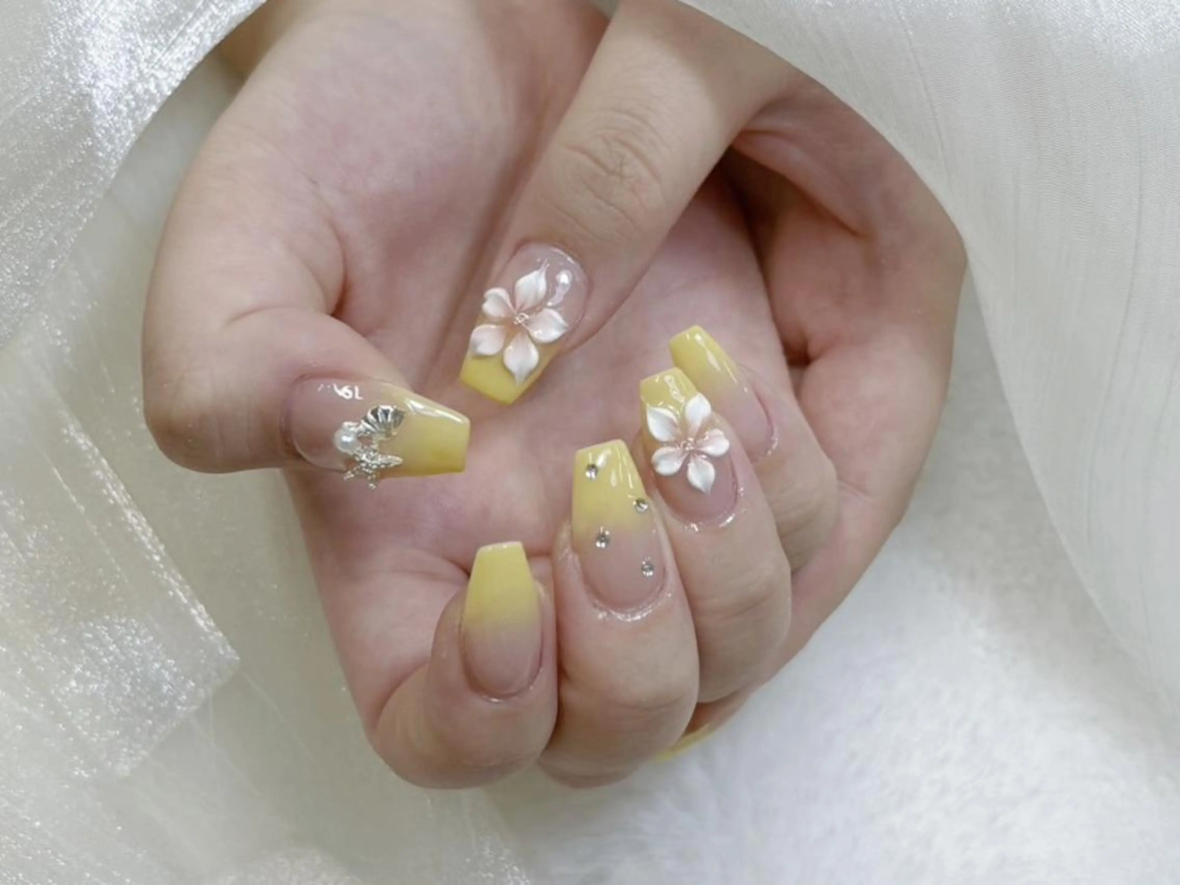 初回自爪オフ無料🎀Instagramで話題の海外風持ち込みハイビスカストレンドネイル ¥8980の写真