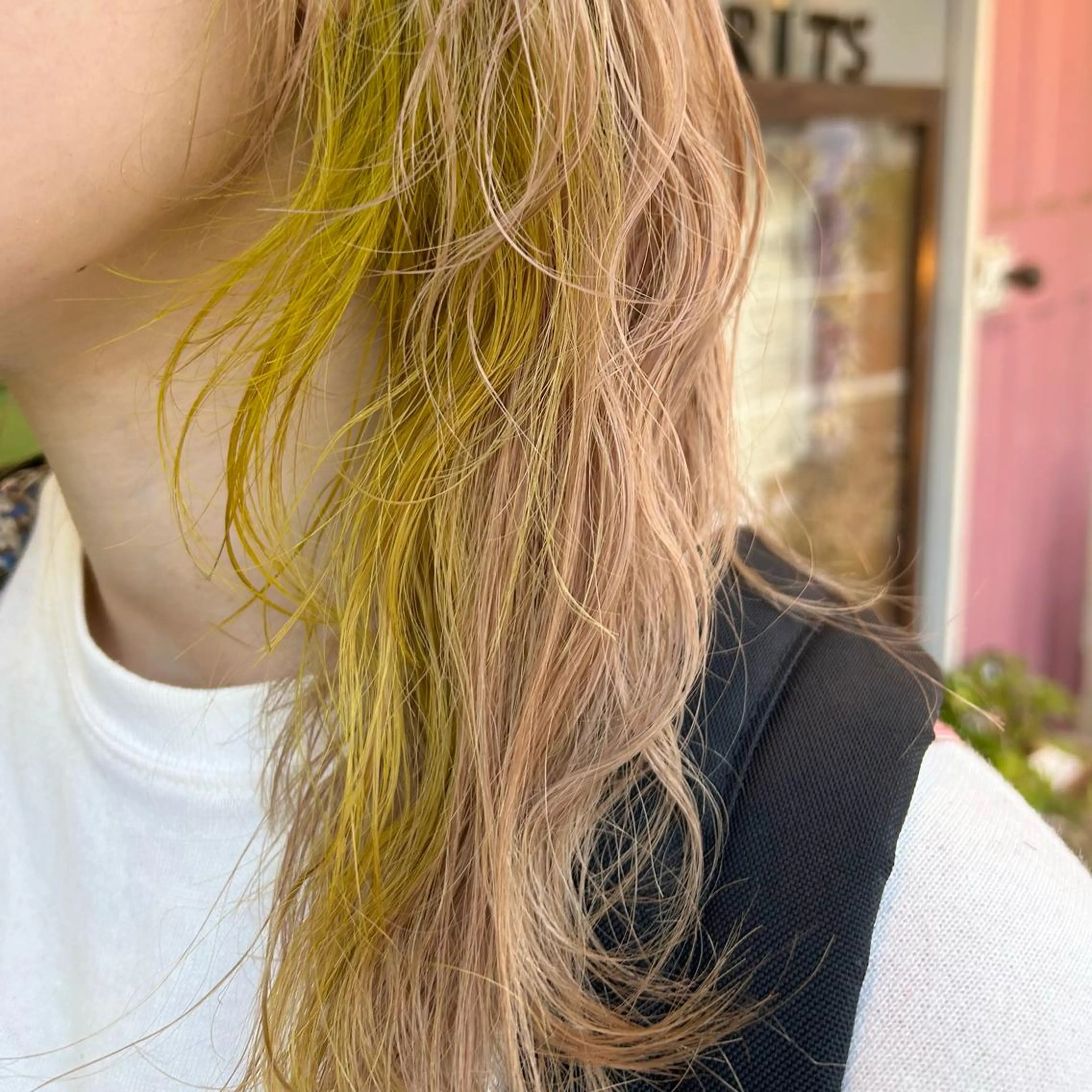 セミロング カラー ベージュカラー ブリーチ ケアブリーチ ハイトーンカラー イエローカラー カット ヘアカラー トリートメント BRITS 渡辺 菜々子のヘアスタイル