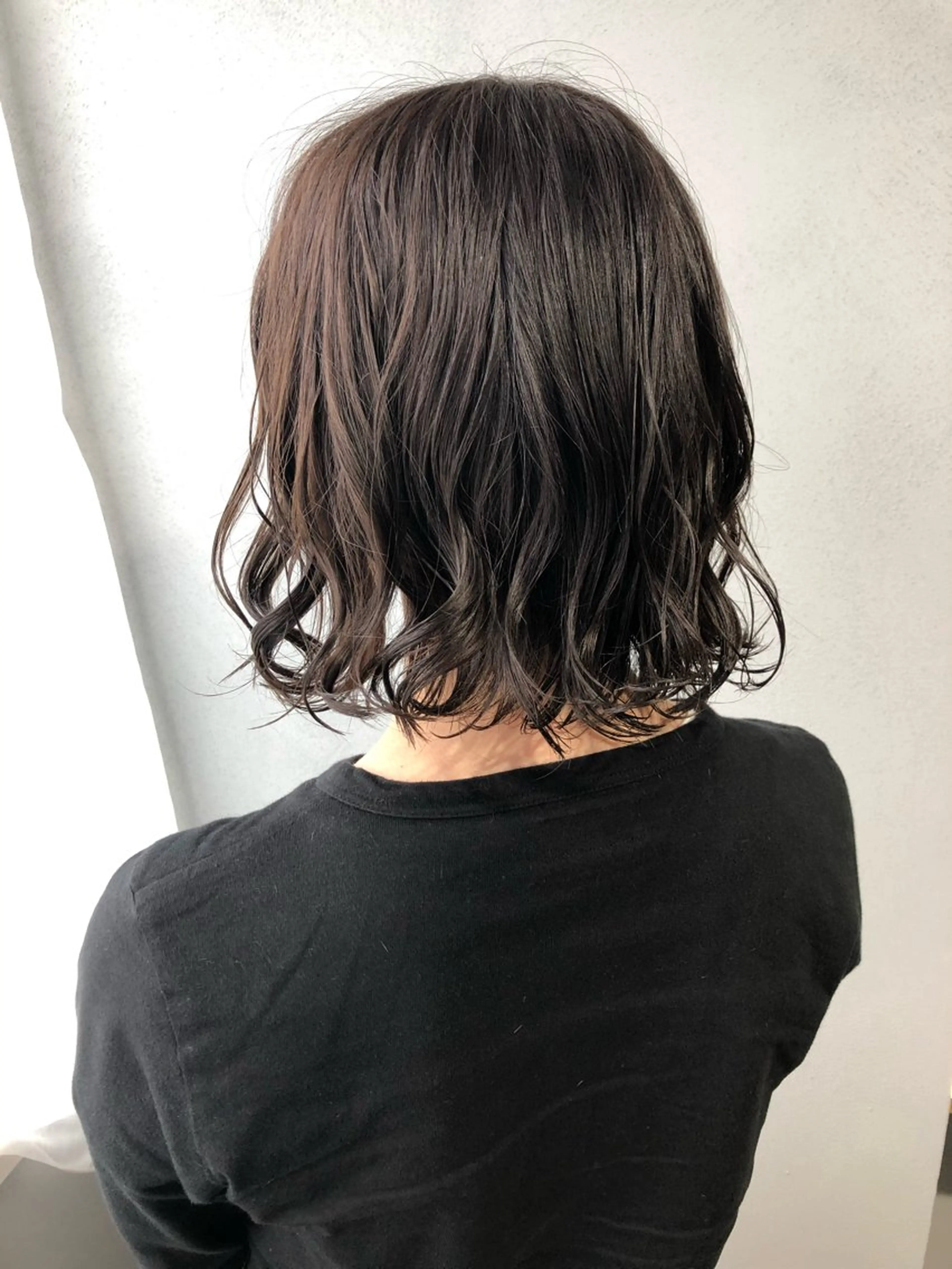 ミディアム パーマ 曲がる縮毛矯正 センターパートのヘアスタイル